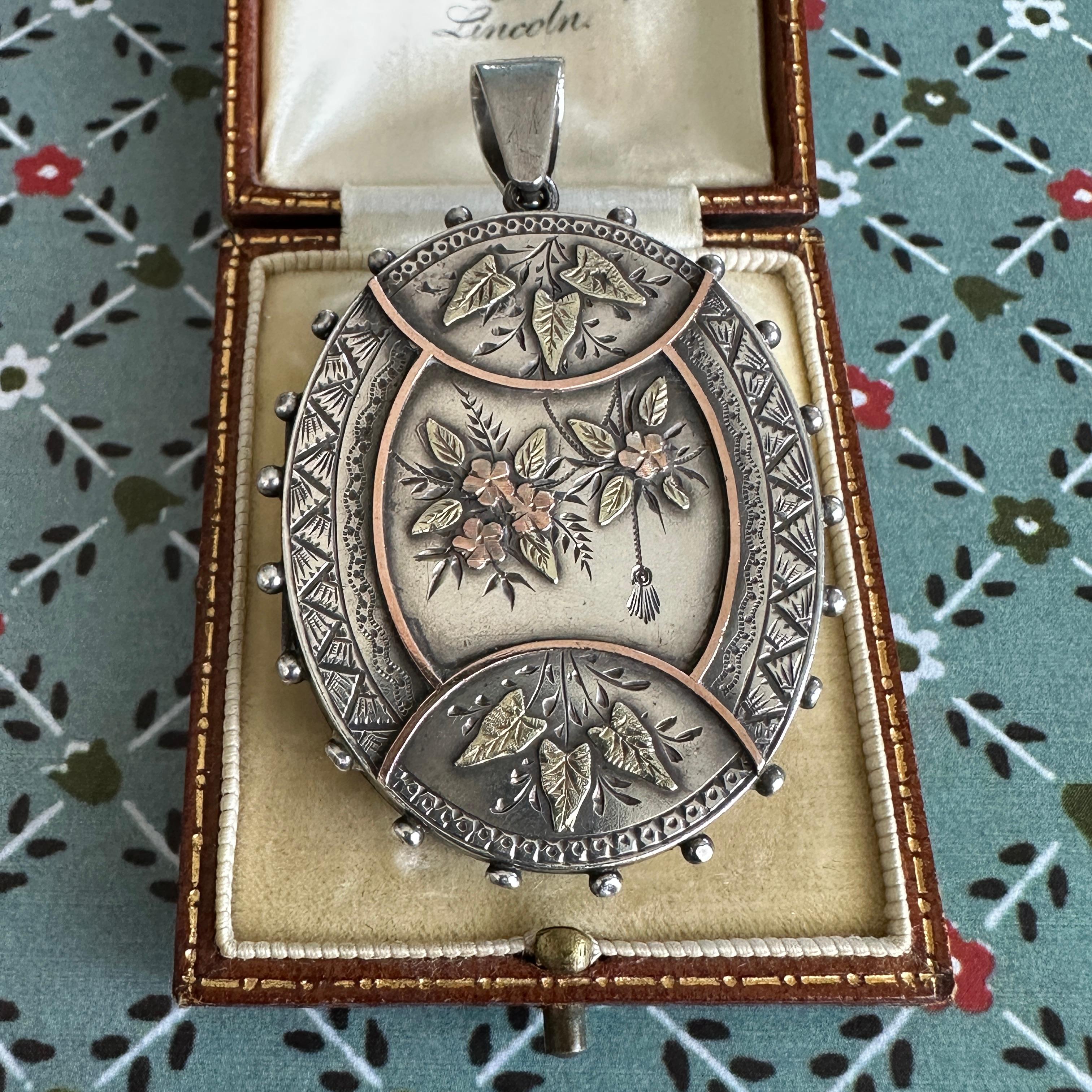 Donna Victorian Locket Silver & Gold Floral Aesthetic Period in vendita