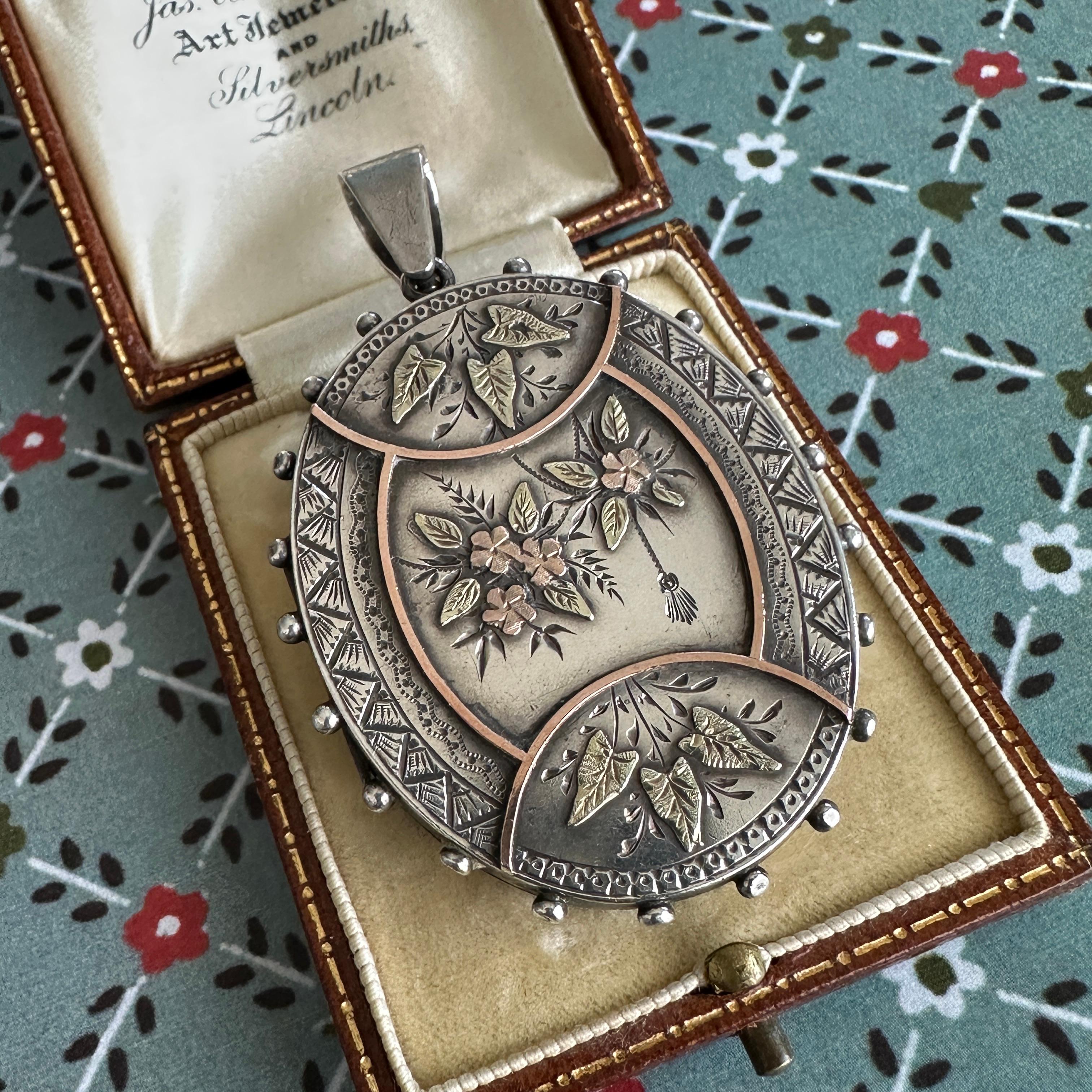 Victorian Locket Silver & Gold Floral Aesthetic Period in vendita 1