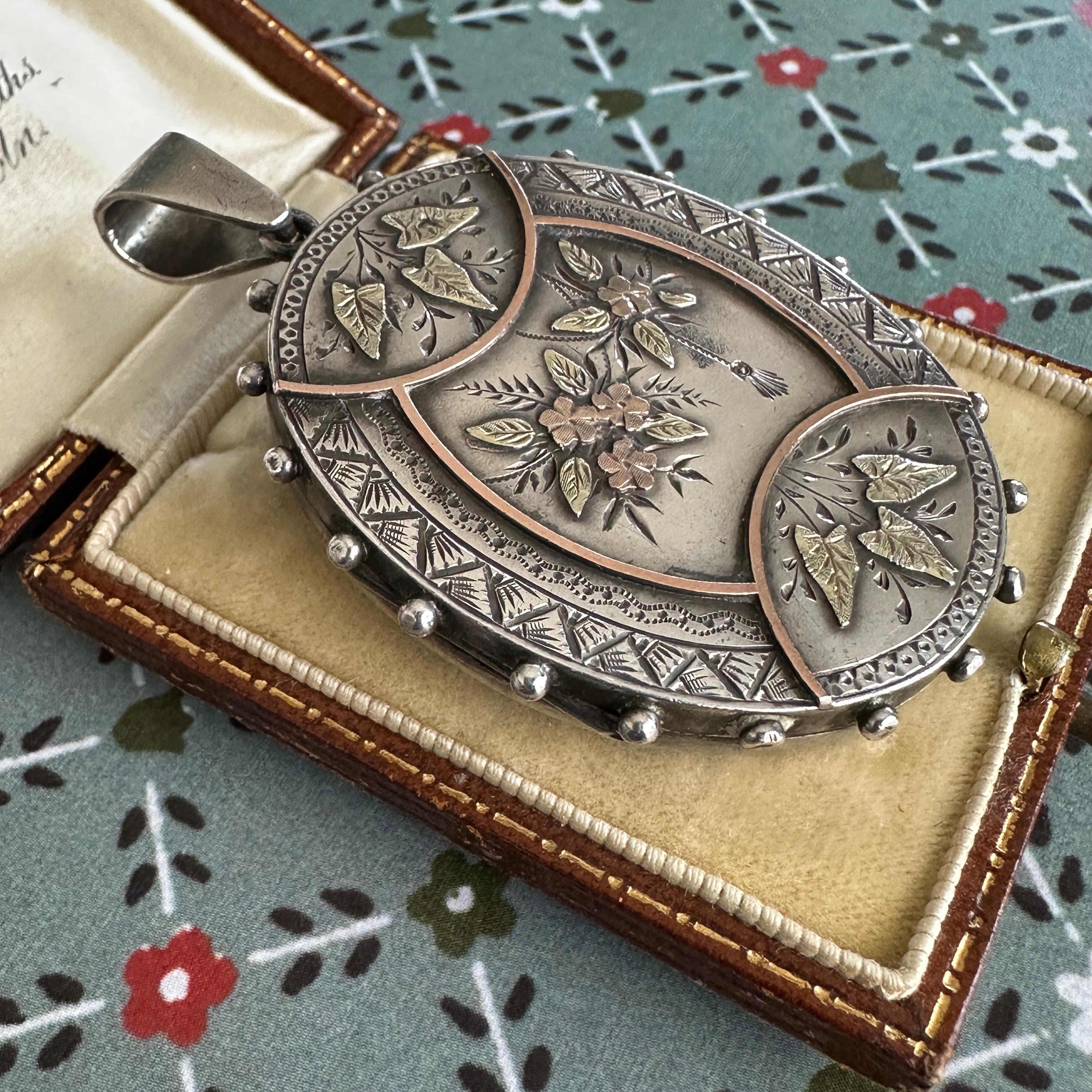 Victorian Locket Silver & Gold Floral Aesthetic Period in vendita 2
