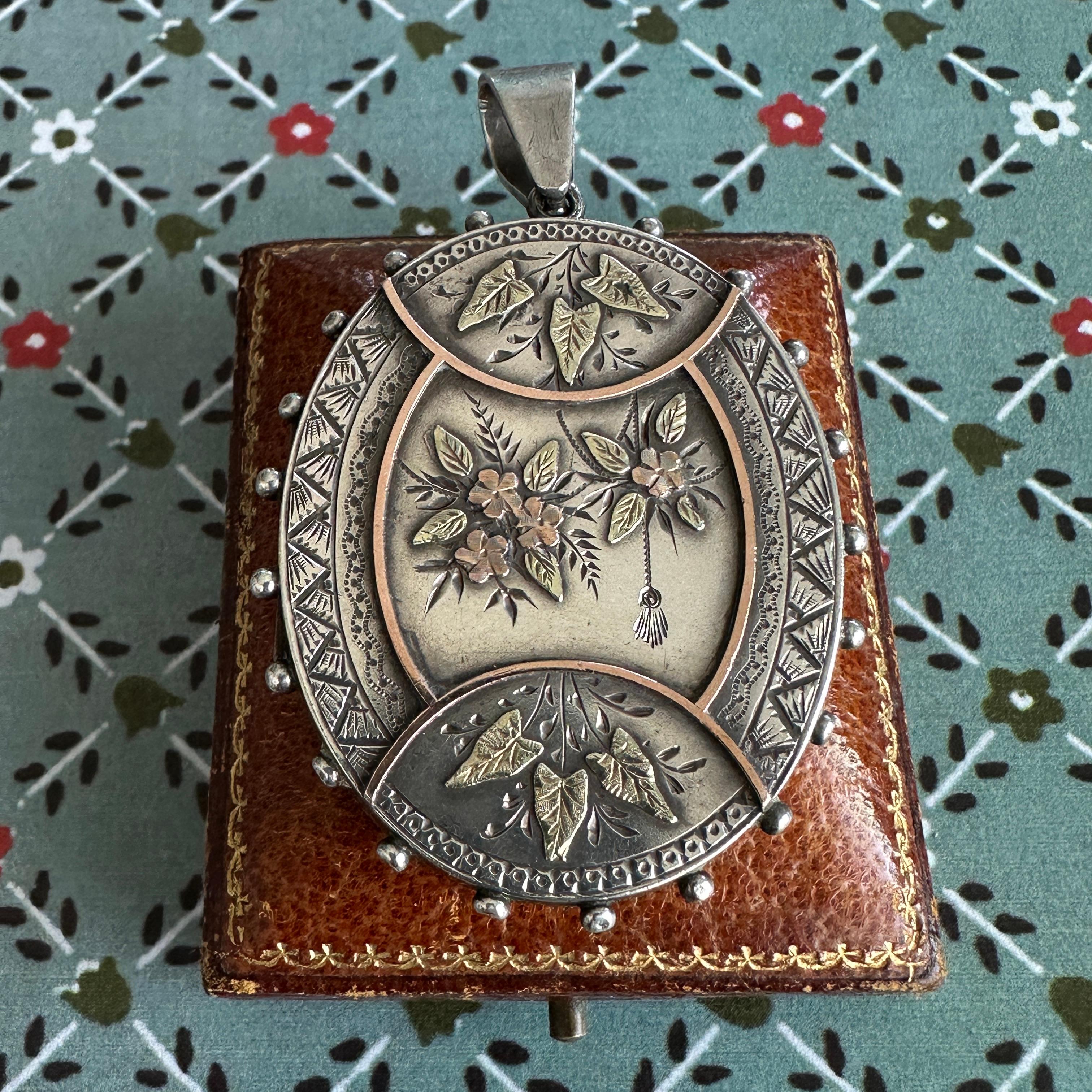 Victorian Locket Silver & Gold Floral Aesthetic Period in vendita 3