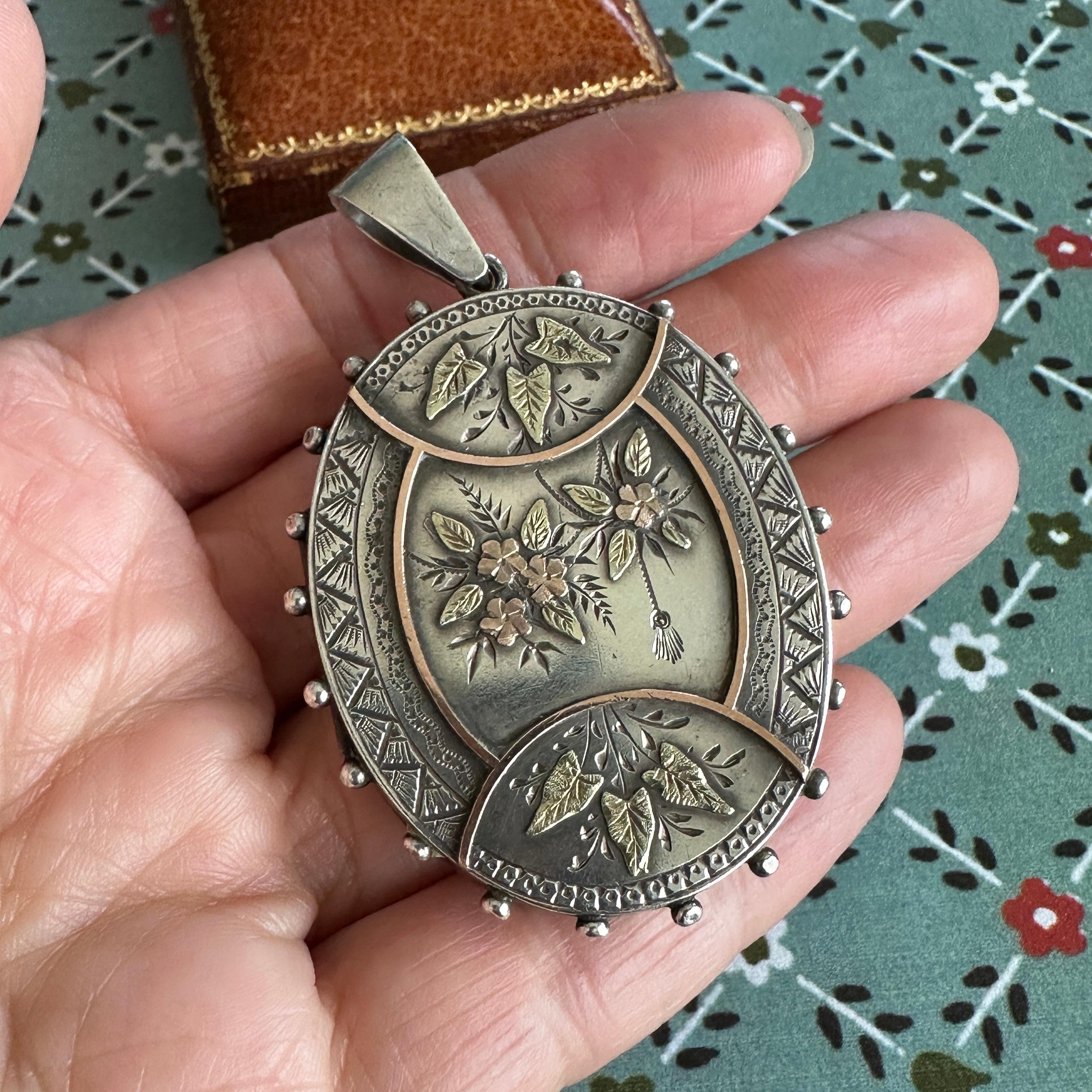 Victorian Locket Silver & Gold Floral Aesthetic Period in vendita 4