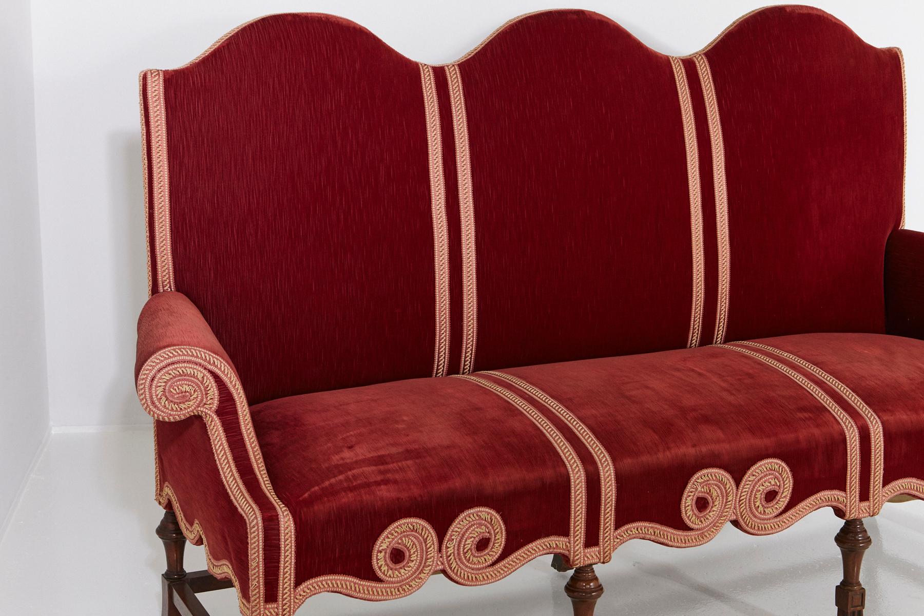 Victorian Long Seat Sofa in Red Striae Velvet with Scrolled Arms and Camelback In Good Condition In Pau, FR