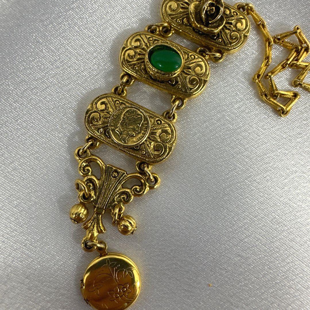 Lassen Sie sich vom Charme einer vergangenen Ära verzaubern mit dieser exquisiten viktorianischen Halskette mit Y-Tropfen-Anhänger im Vintage-Look. Tauchen Sie ein in die aufwendige Handwerkskunst und die zeitlose Eleganz eines Stücks, das Trends