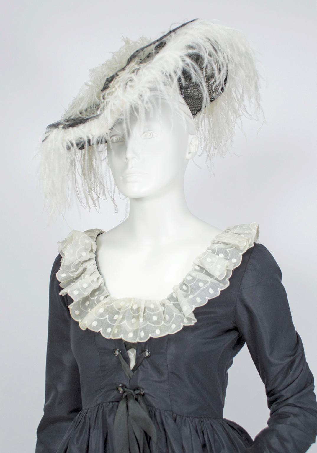 Cappello a piattino in maglia a pois neri con piume di struzzo bianche, stile vittoriano, anni '50 in vendita 2