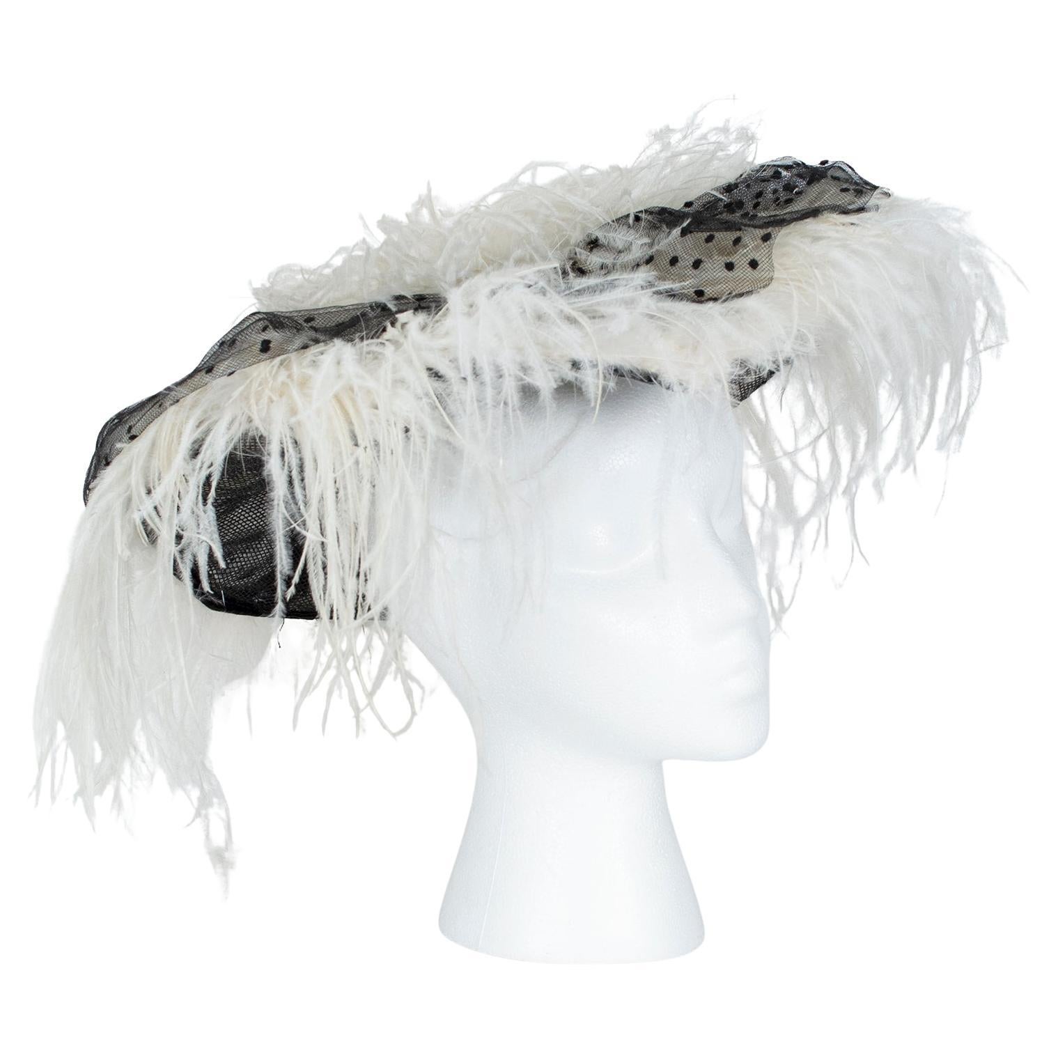 Cappello a piattino in maglia a pois neri con piume di struzzo bianche, stile vittoriano, anni '50 in vendita