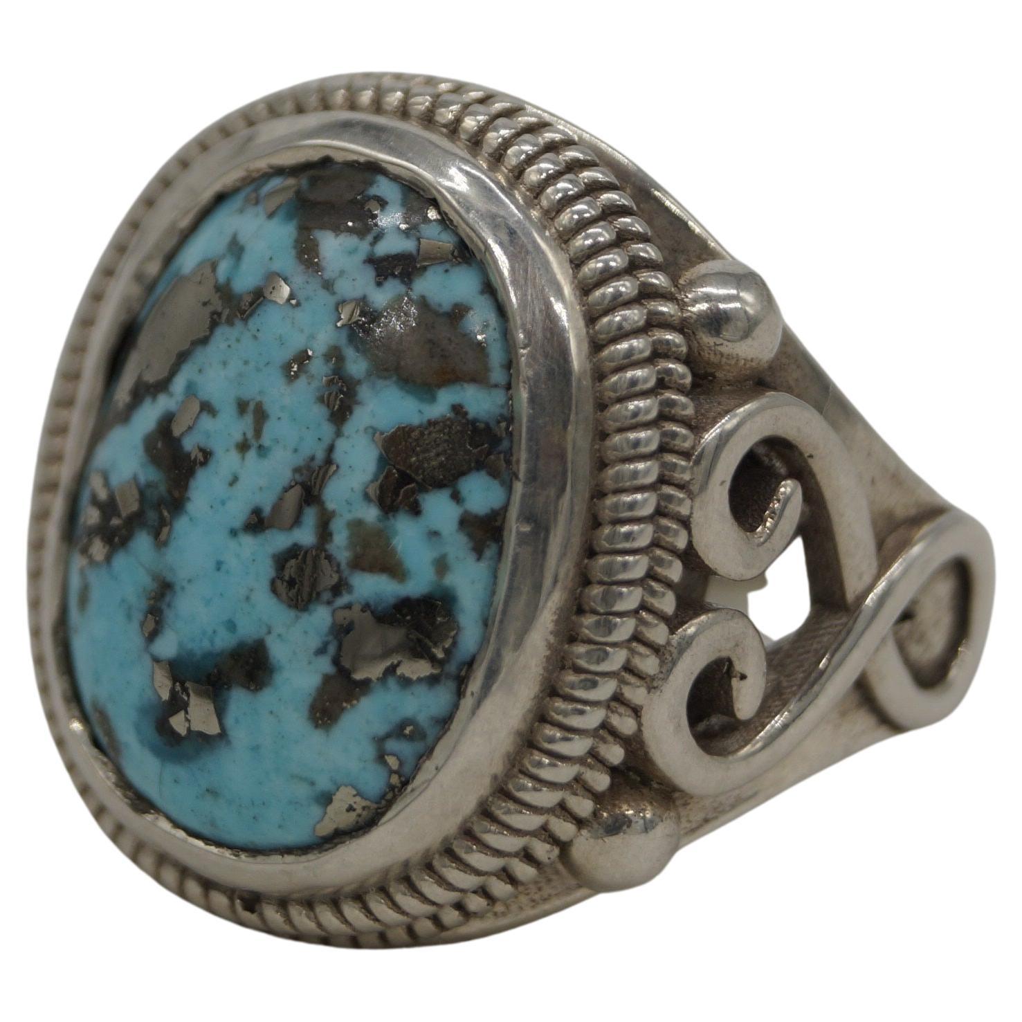 
-Metall- 925 Sterling Silber

- Metallfarbe - Silber

-Edelstein-Türkis (natürlich)

- Herkunft der Edelsteine - Nishapuri firoza, iranischer Türkis, 

- Edelsteinart- Shajari firoza/Türkis
