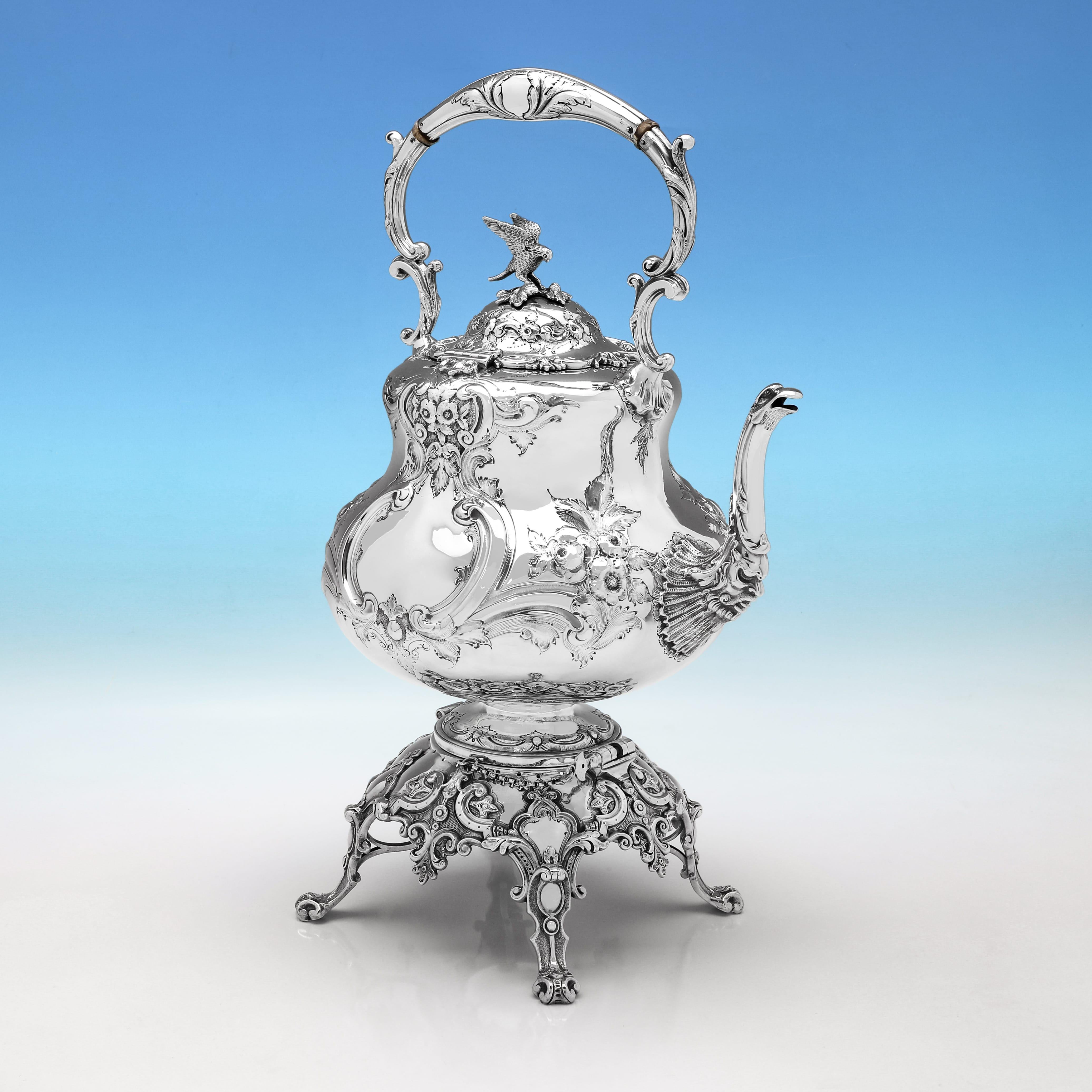 Marcada en Londres en 1877 por Martin & Hall, esta atractiva tetera victoriana antigua de plata de ley es de estilo 