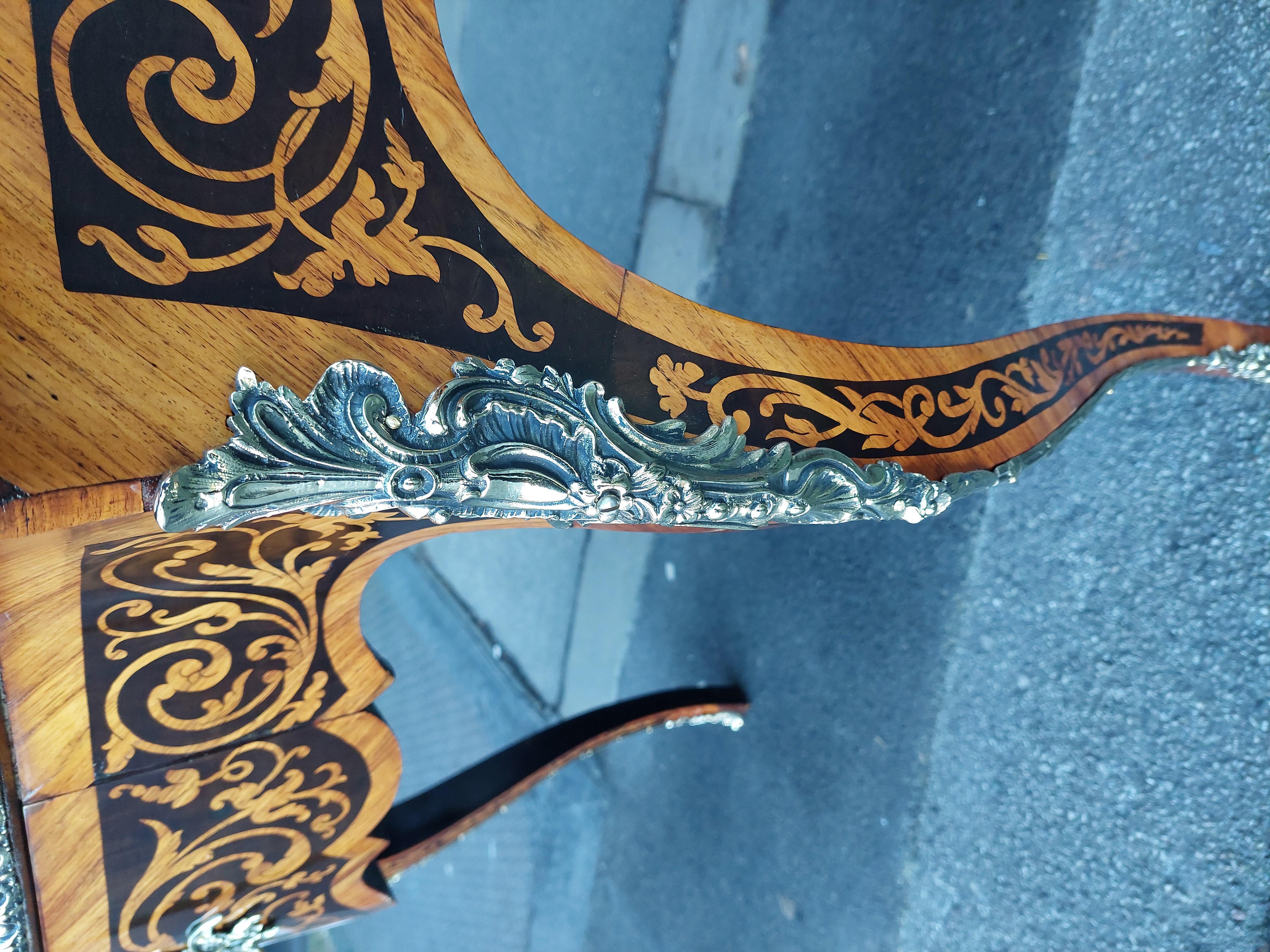 Table centrale serpentine victorienne de style Louis XVI en vente 2