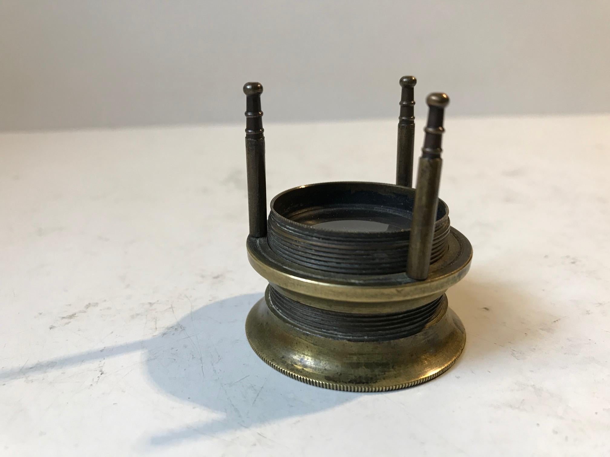 Victorian Loupe Tripod Magnifying Glass in Brass, 19th Century In Good Condition For Sale In Esbjerg, DK