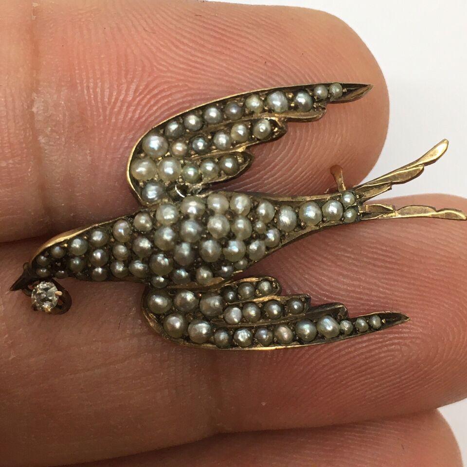 Victorian Low Karat Gold Brooch Swallow in Flight Seed Pearls Ruby Diamond 1880s American

In Good condition, no damage, no missing stones
3.8 gram
1.5 inch long
3/4 inch wide
