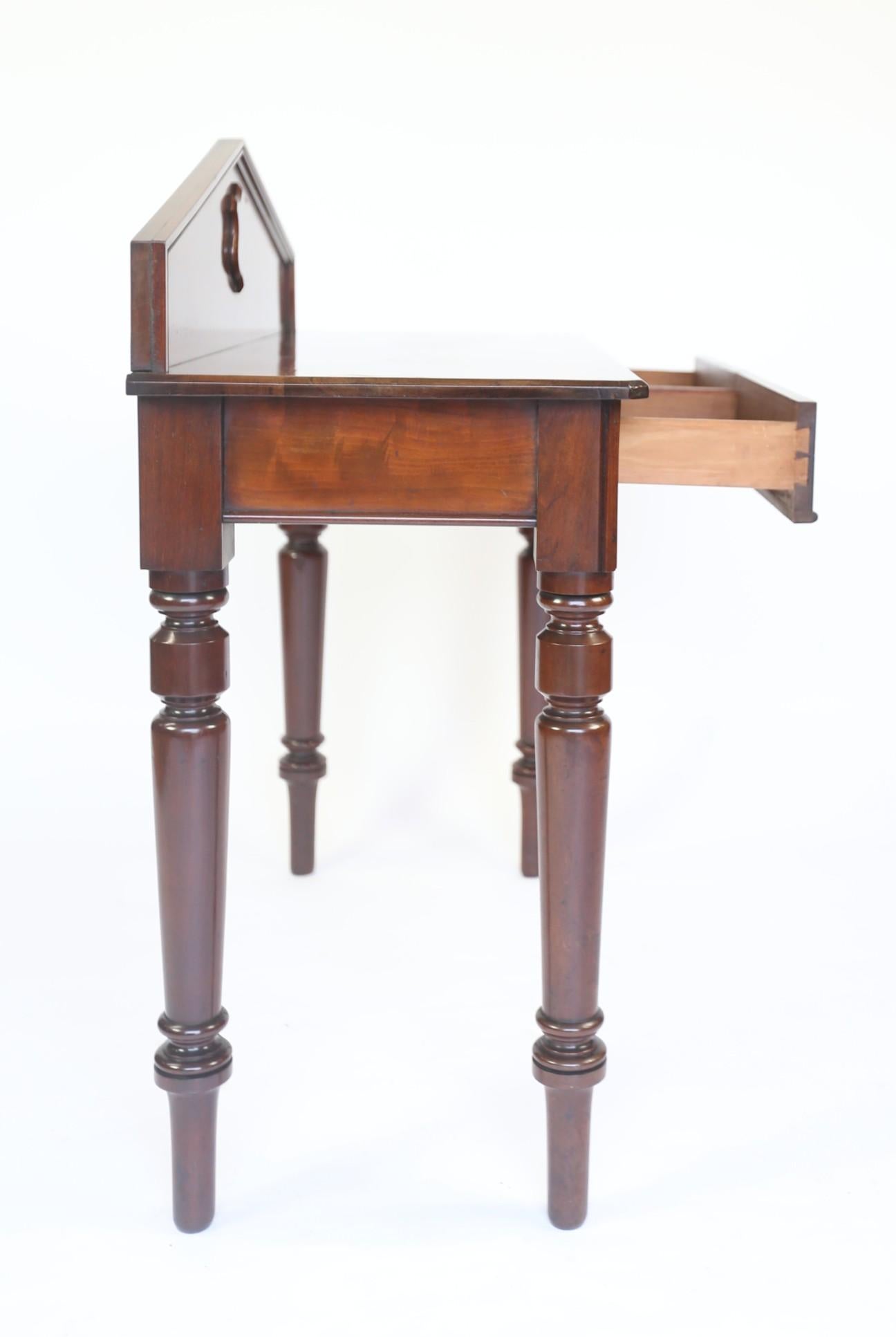 Début de l'époque victorienne Table d'entrée/de service victorienne en acajou à 2 tiroirs en vente