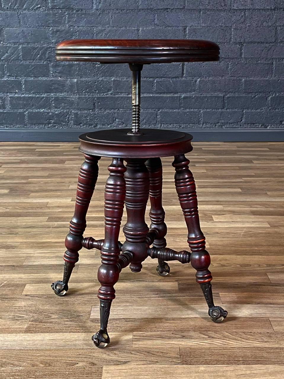 Americano Sgabello per pianoforte regolabile in mogano vittoriano con piedini in vetro The Ball and Claw in vendita
