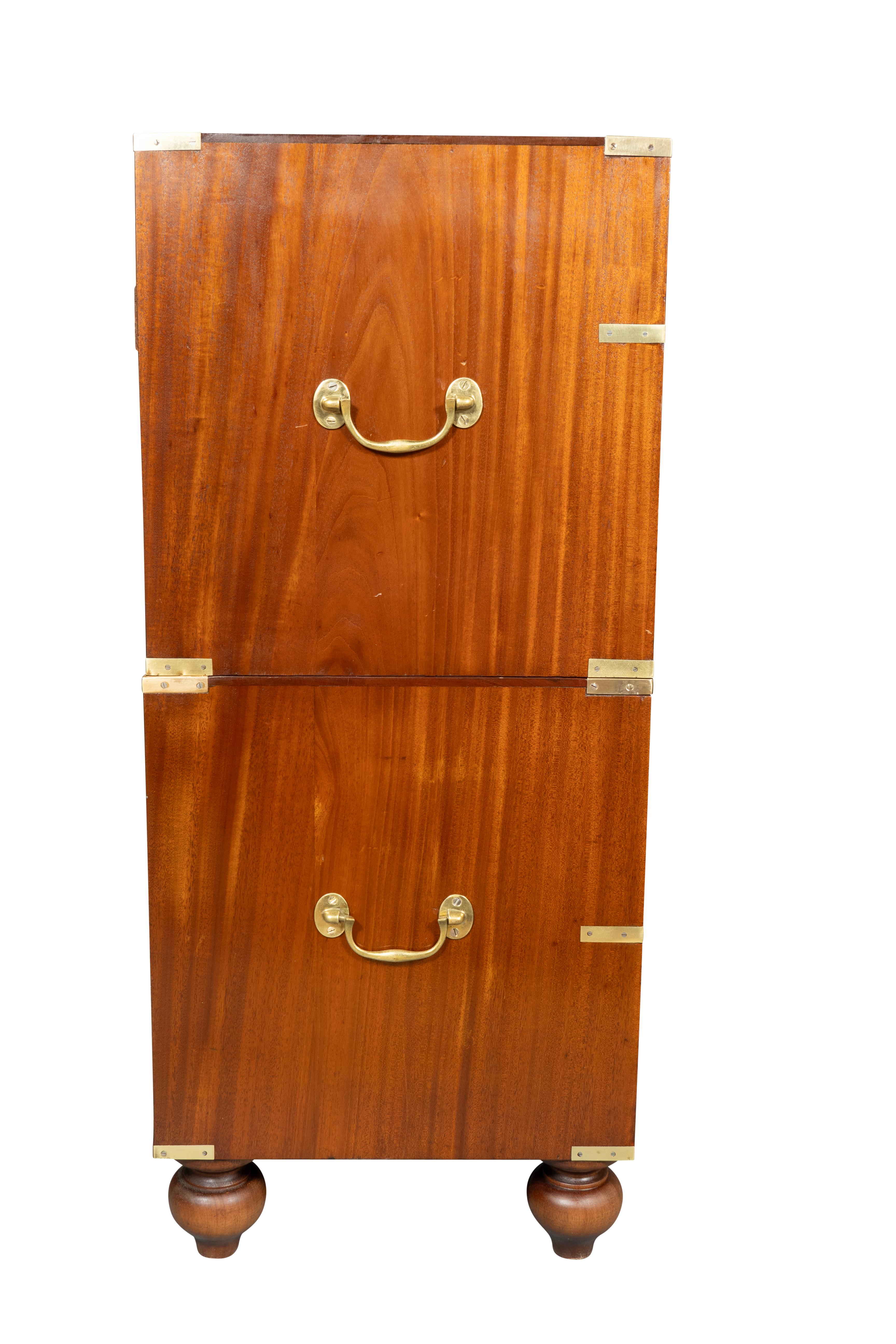 Stile Campaign Cassapanca vittoriana in mogano e ottone Campaigner in vendita