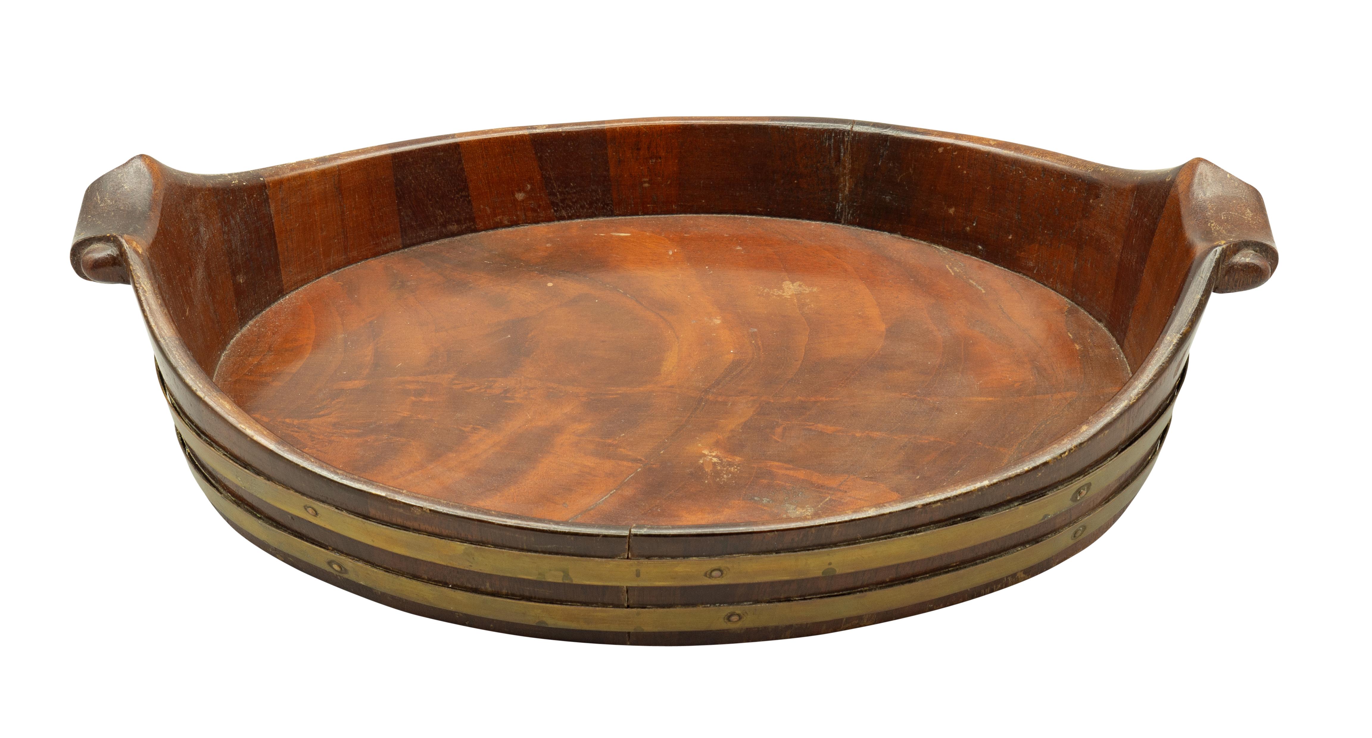 Ovale con prese per le mani e rilegatura in ottone.