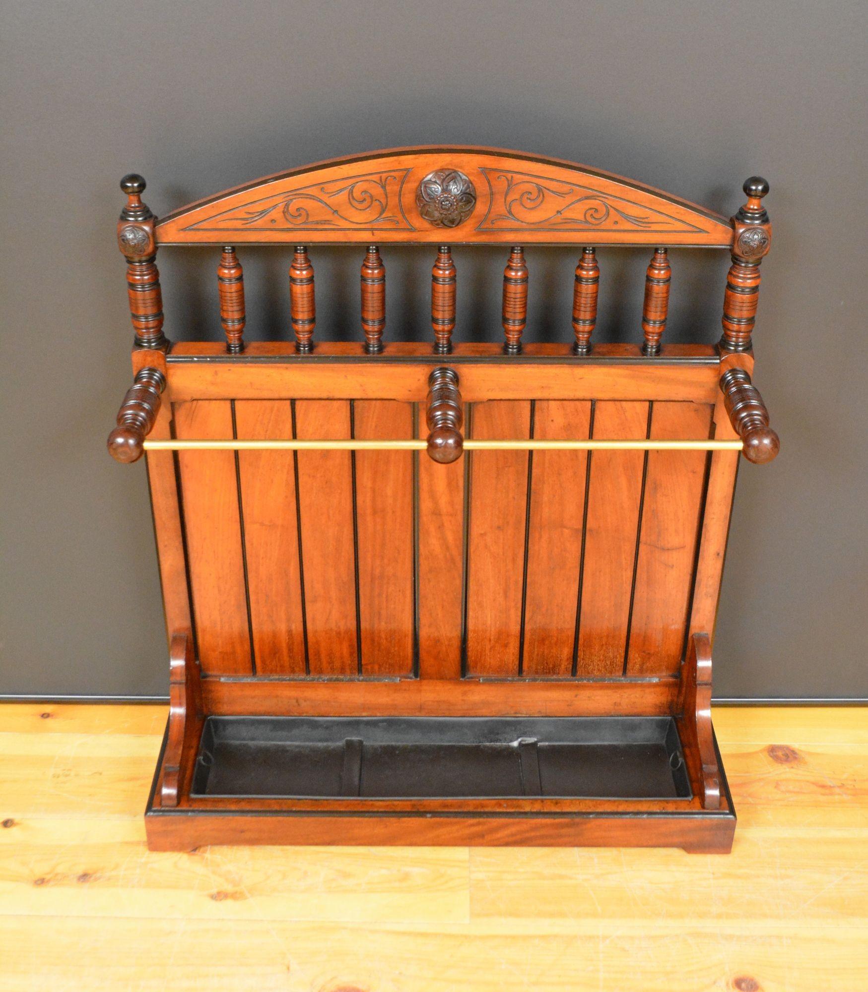R048 Porte-baguettes victorien en acajou et ébonite à la manière de James Shoolbred. Ce porte-baguettes de qualité présente une partie supérieure arquée avec une pièce centrale finement sculptée avec des sculptures florales de chaque côté, soutenue