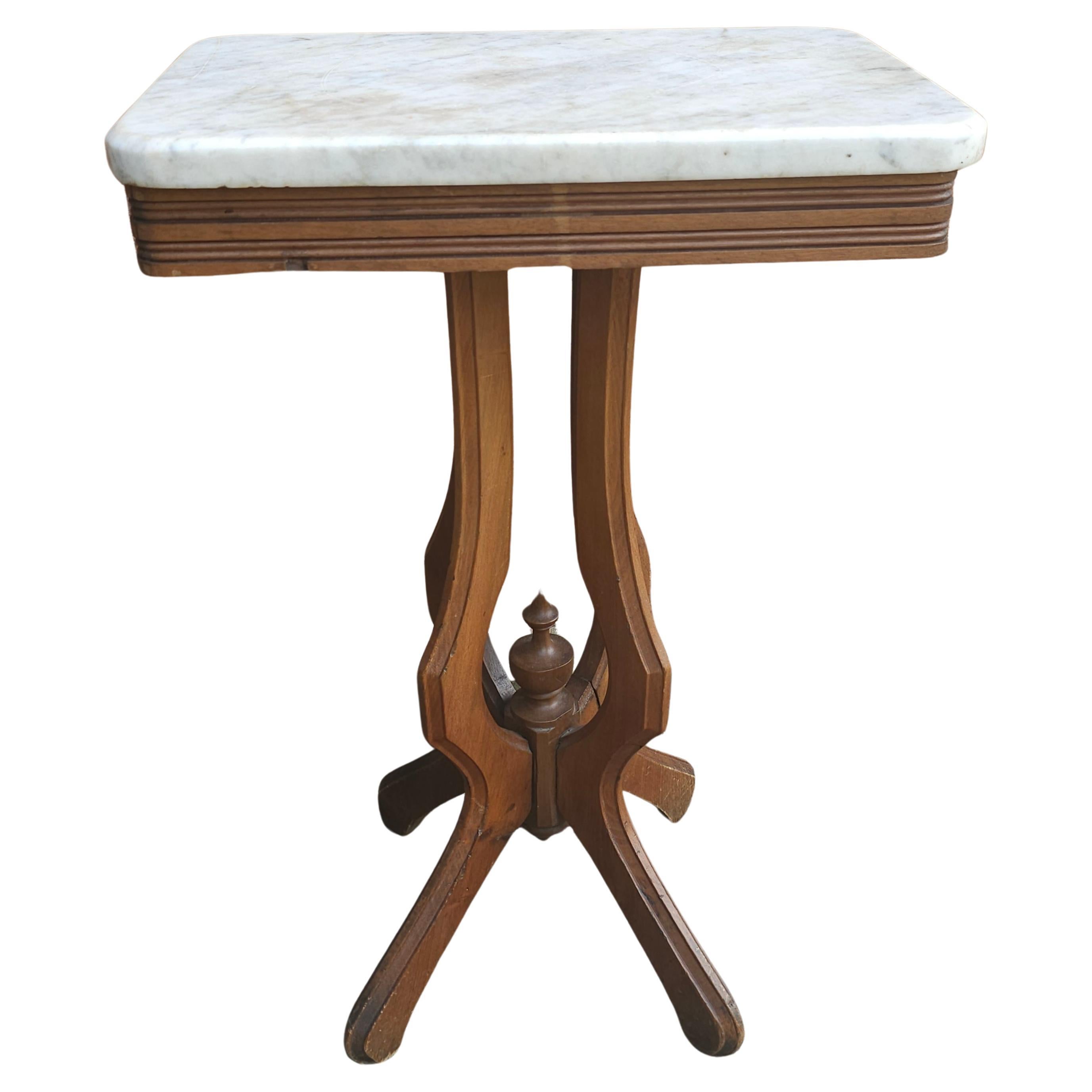 Mesa auxiliar victoriana de caoba y tapa de mármol