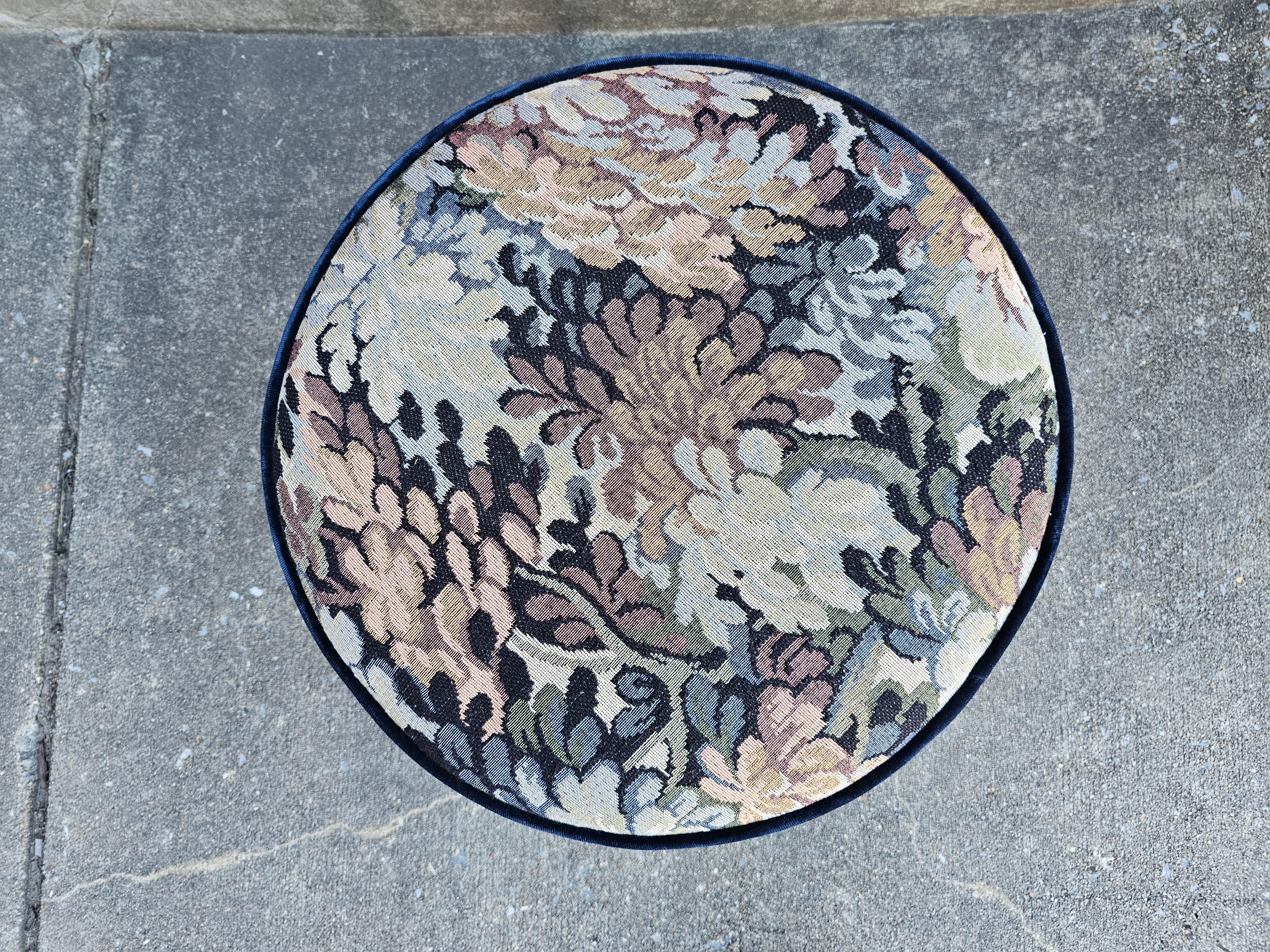 Viktorianischer Fußhocker aus Mahagoni, Wandteppich und Samt, gepolstert  (20. Jahrhundert) im Angebot