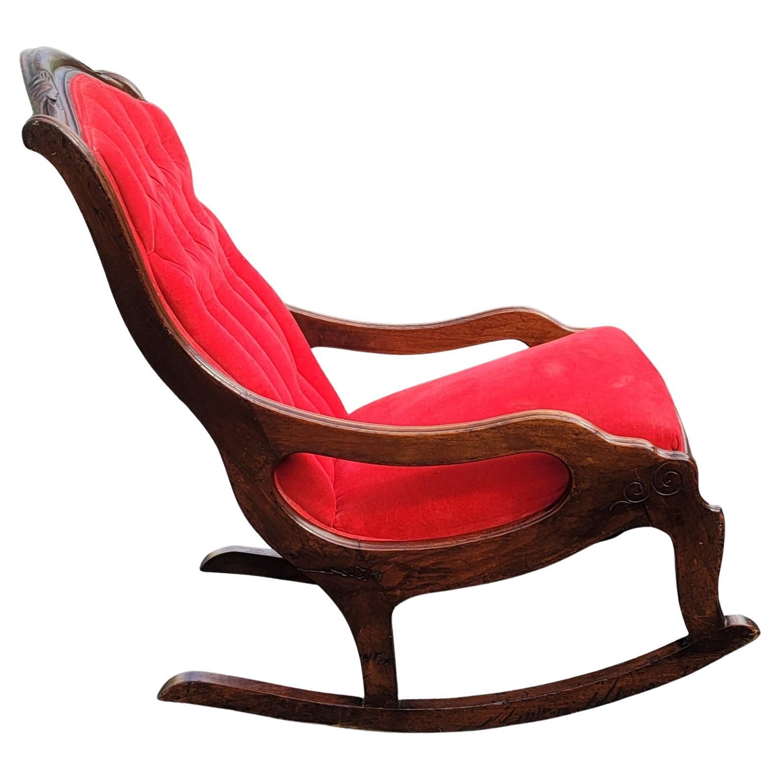 Absolut prächtiger Mahagoni-Rahmen im spätviktorianischen Stil, mit rotem Samt gepolsterter Sitz und getufteter Rückenlehne. Der Samt ist in gutem Zustand und der Mahagoni-Rahmen zeigt eine reizvolle Patina. Maße: 21