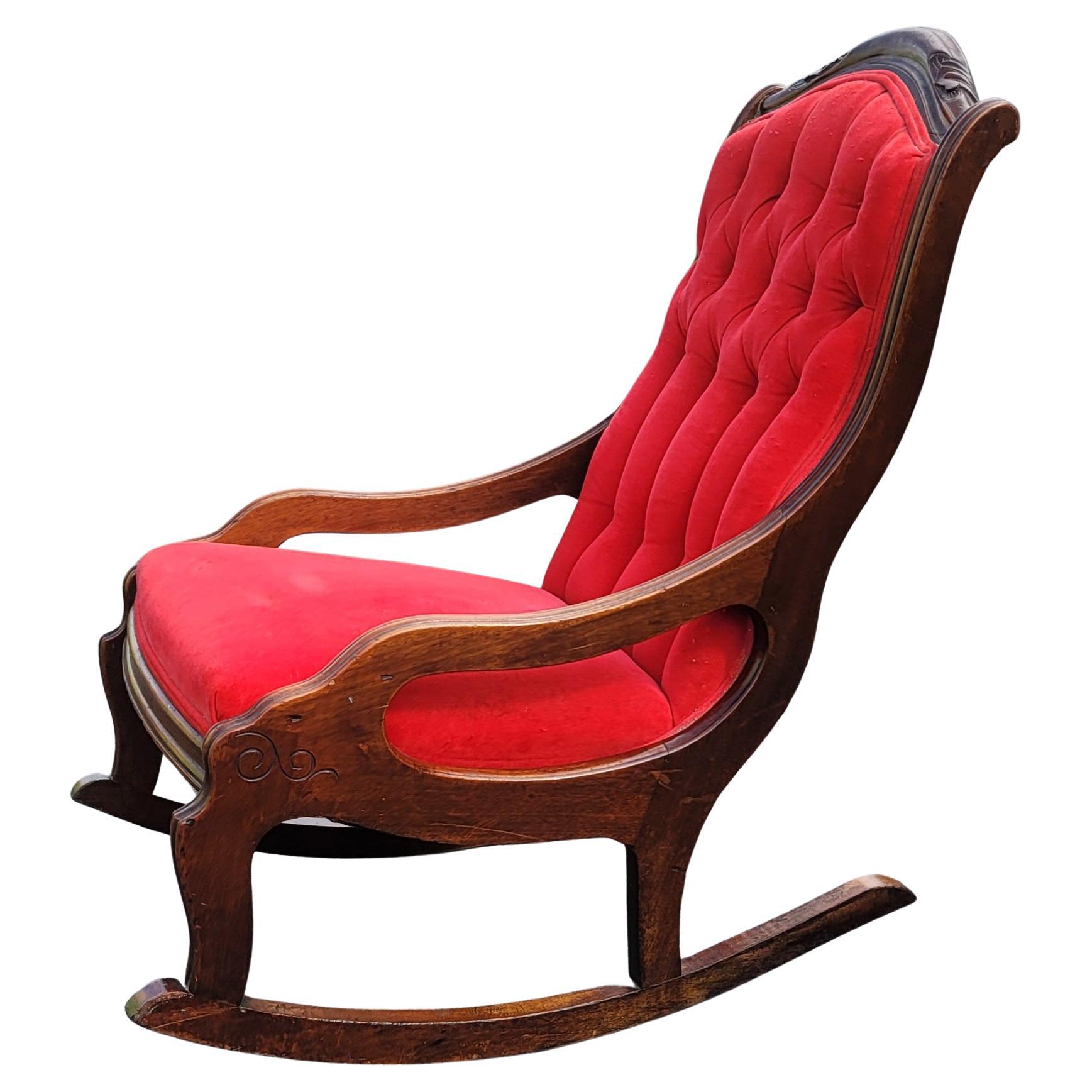 Américain Fauteuil à bascule victorien en acajou et velours touffeté, circa 1920 en vente