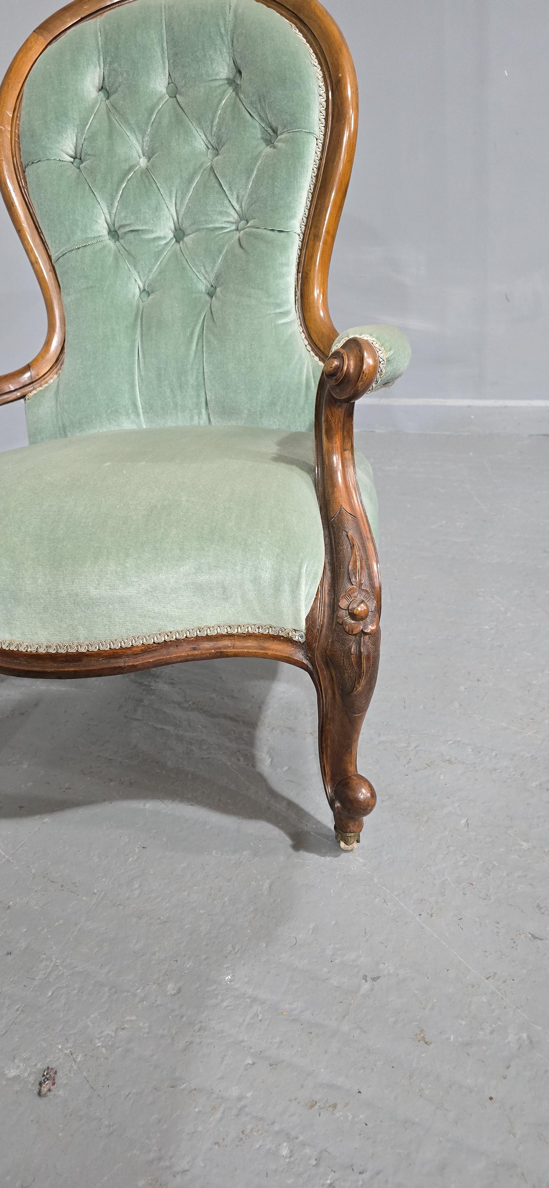 Muy buena calidad  Sillón victoriano de caoba, con ruedas blancas originales,  tapicería azul abotonada, en general muy buen estado.

40