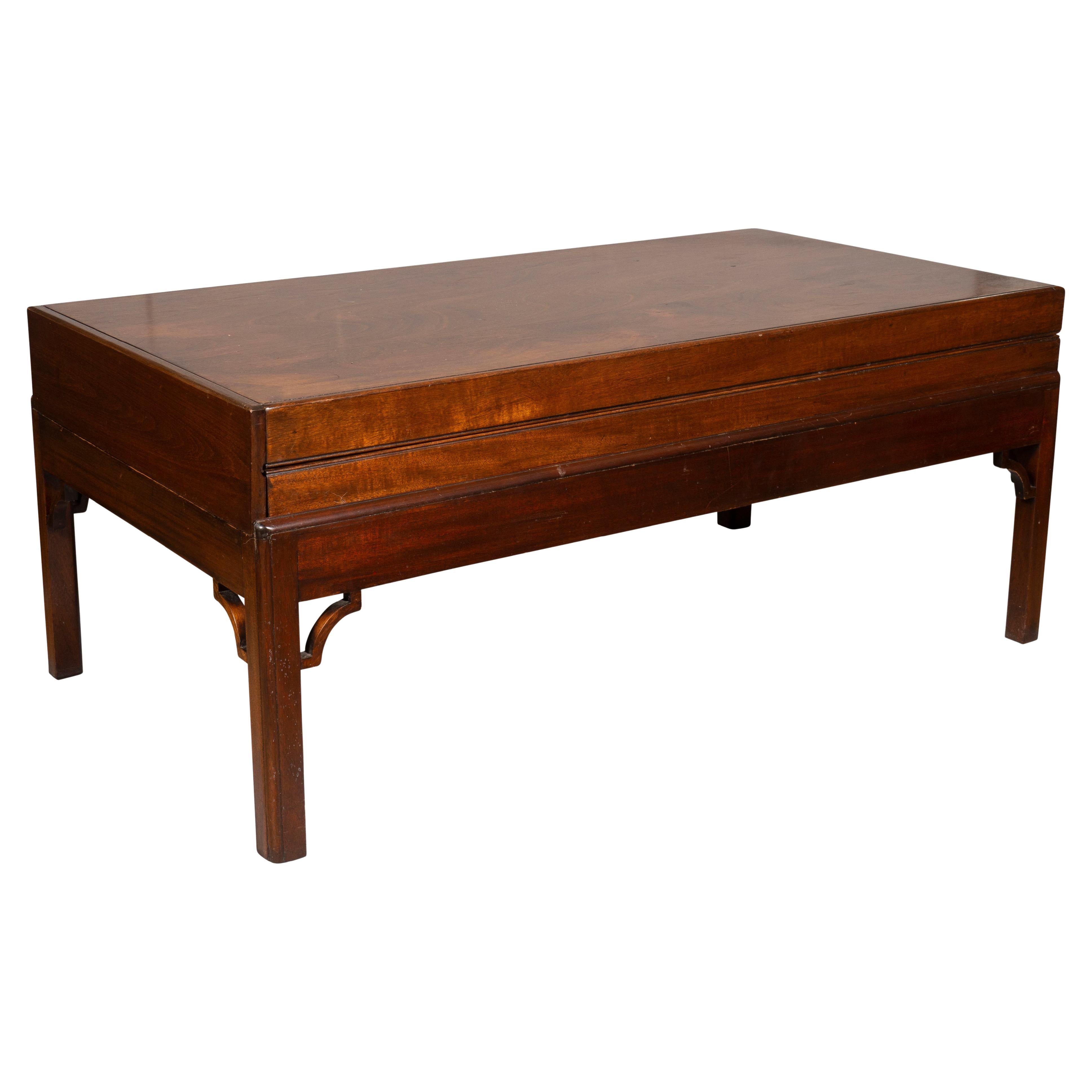 Se plie en une table rectangulaire parfaite pour une table basse. Se plie pour laisser place à la surface de jeu en tapis vert avec bâton et balles.