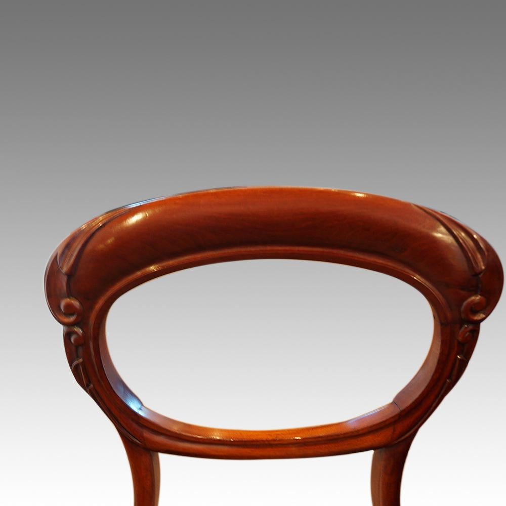 Set of 6 Victorian mahogany balloon back dining chairs
This set of 6 Victorian mahogany balloon back dining chairs were made, circa 1860.
The chairs have the very desirable tulip front legs, and the usual curved rear legs.
The drop-in seats have