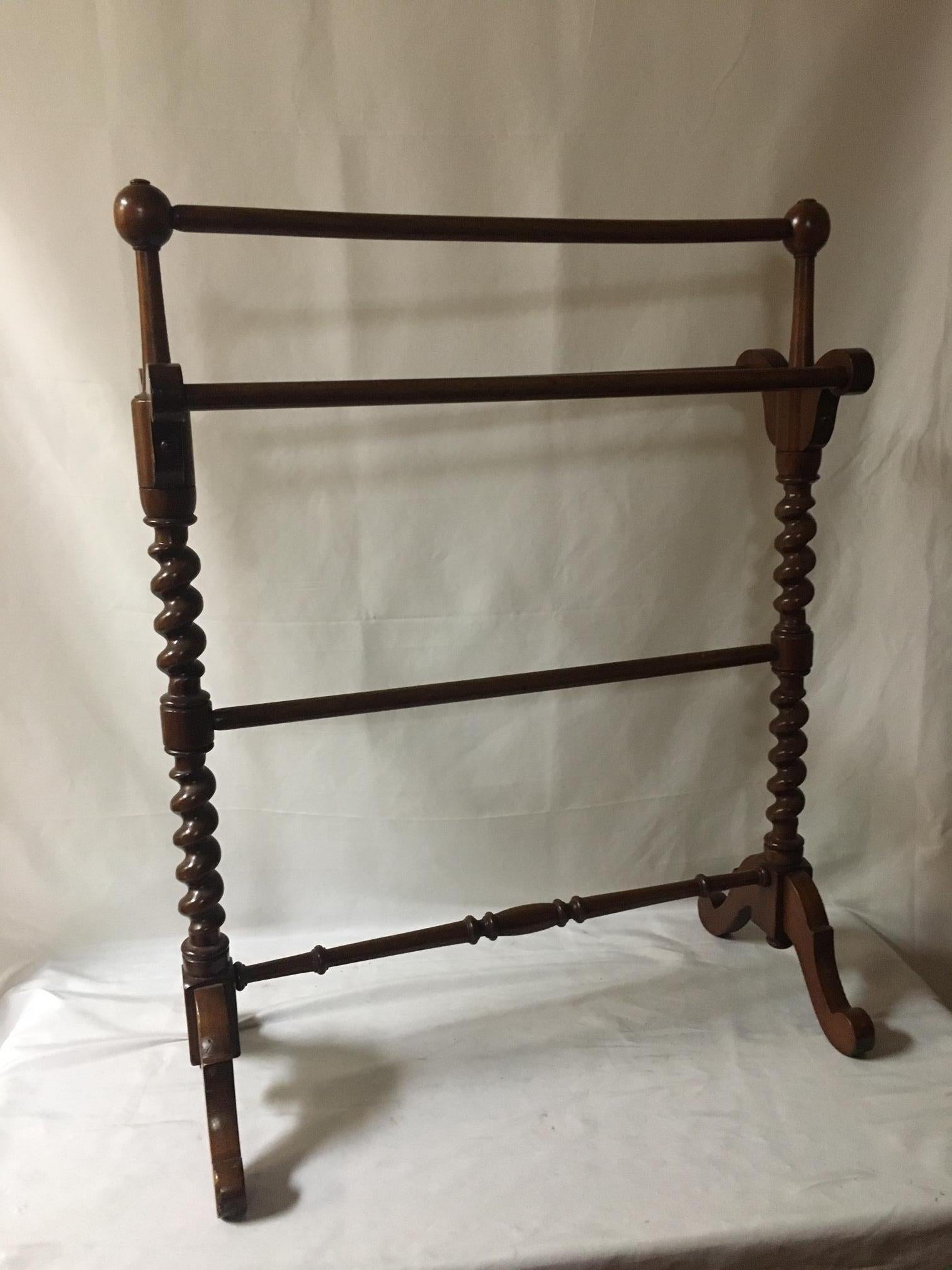 This high Victorian style mahogany rack features barley twist spindles and flared carved legs and is suitable for blankets, decorative quilts or towels. 