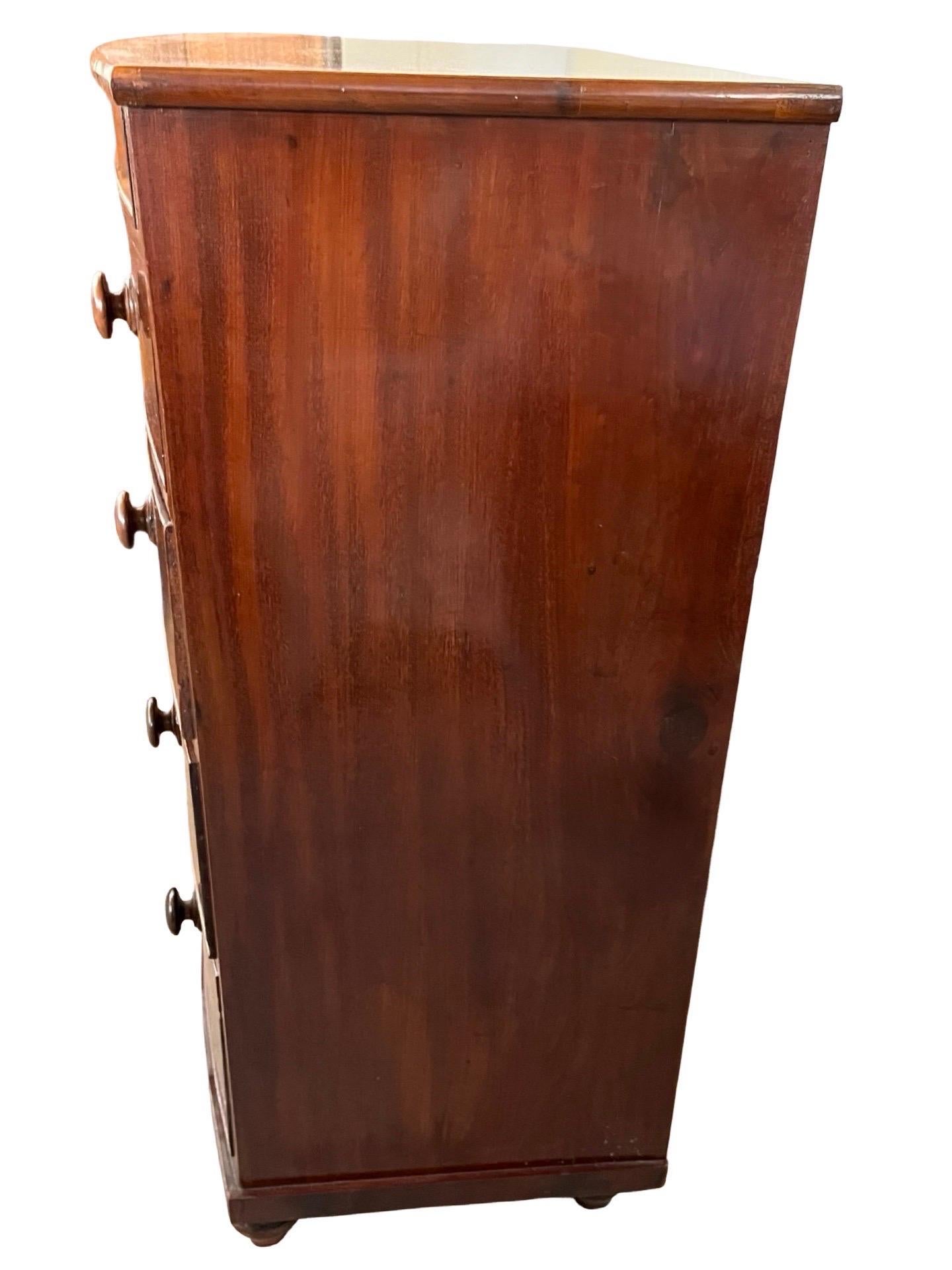 Cómoda Victoriana de Caoba con Frente de Arco, Ca. 1860 en venta 4