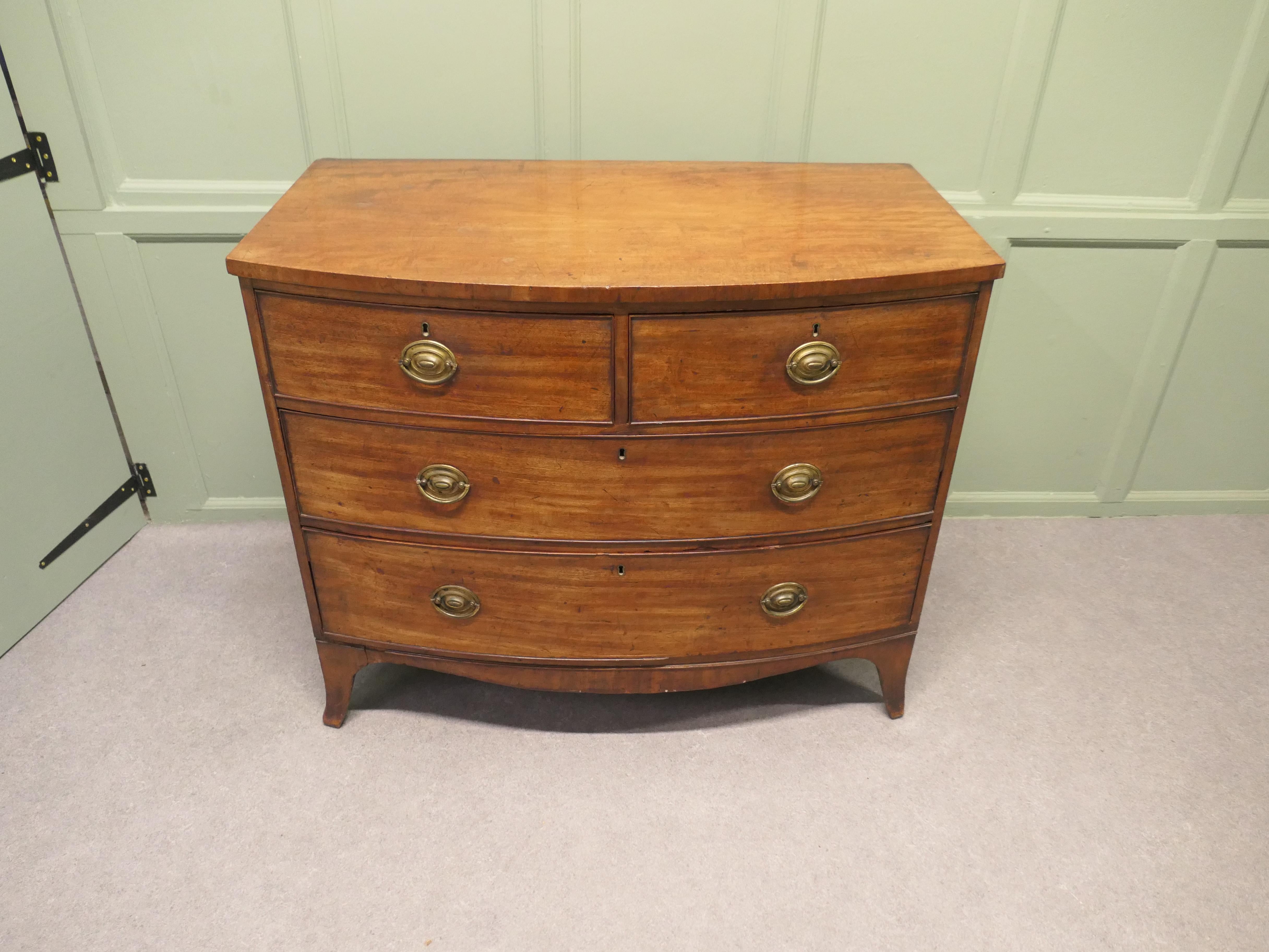 Victorian Mahogany Bow Front Chest Of Drawers This superb piece of furniture In Good Condition For Sale In Godshill, Isle of Wight