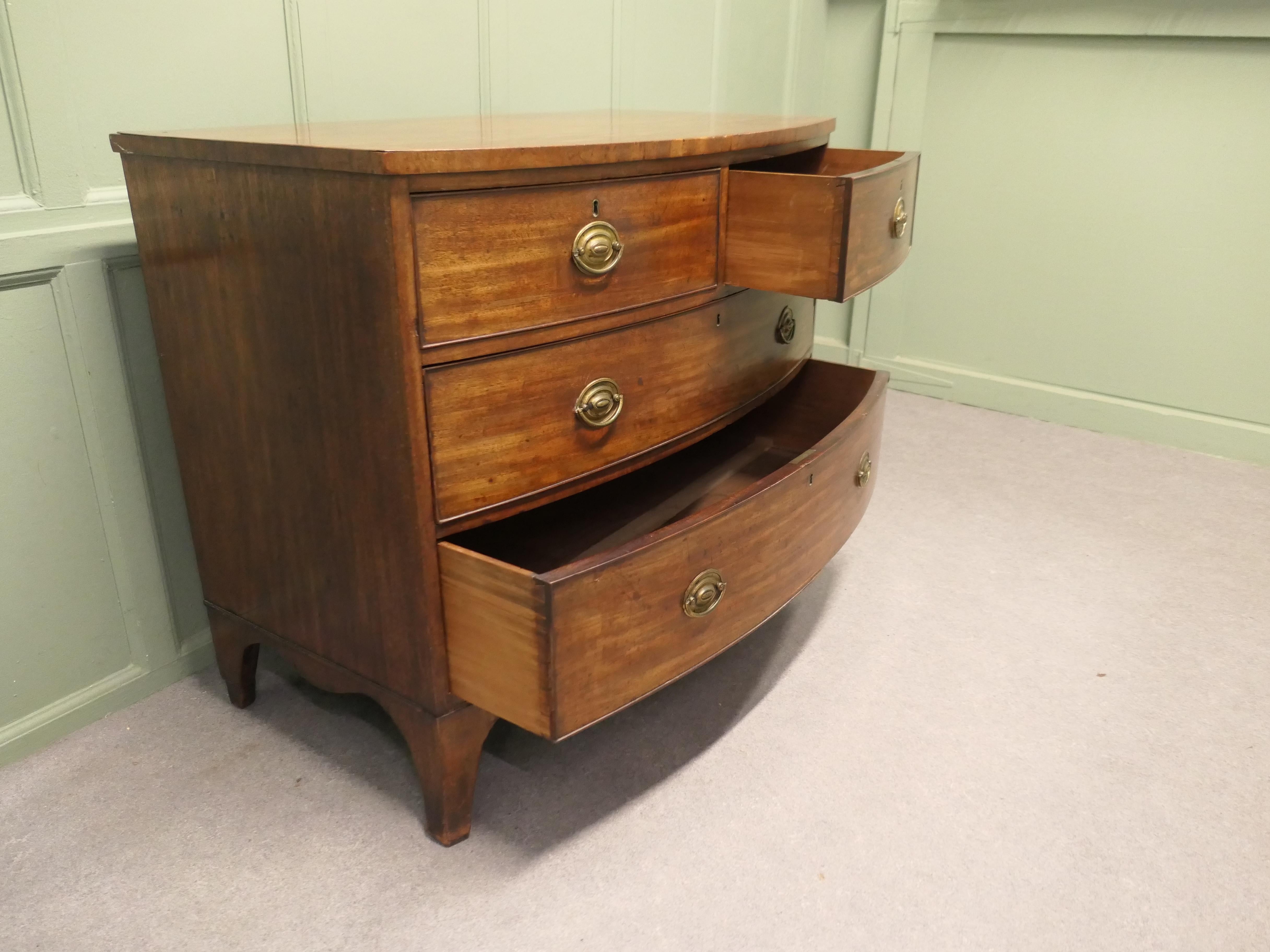 Victorian Mahogany Bow Front Chest Of Drawers This superb piece of furniture For Sale 3