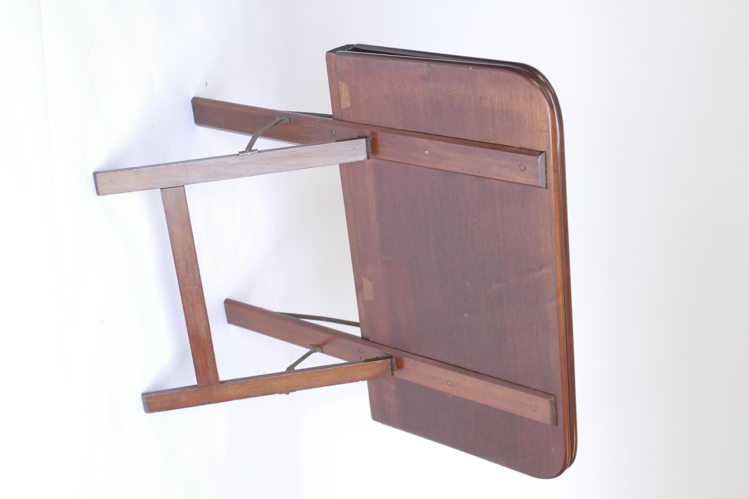 Portafoglio vittoriano in mogano e ottone
Lati in mogano, con cerniere e supporti in ottone. un lato 
L'altro lato  supporto per gambe pieghevole con fermi in ottone
Interno in pelle nera sulla base
Mogano lucidato di recente
Stand di buona qualità