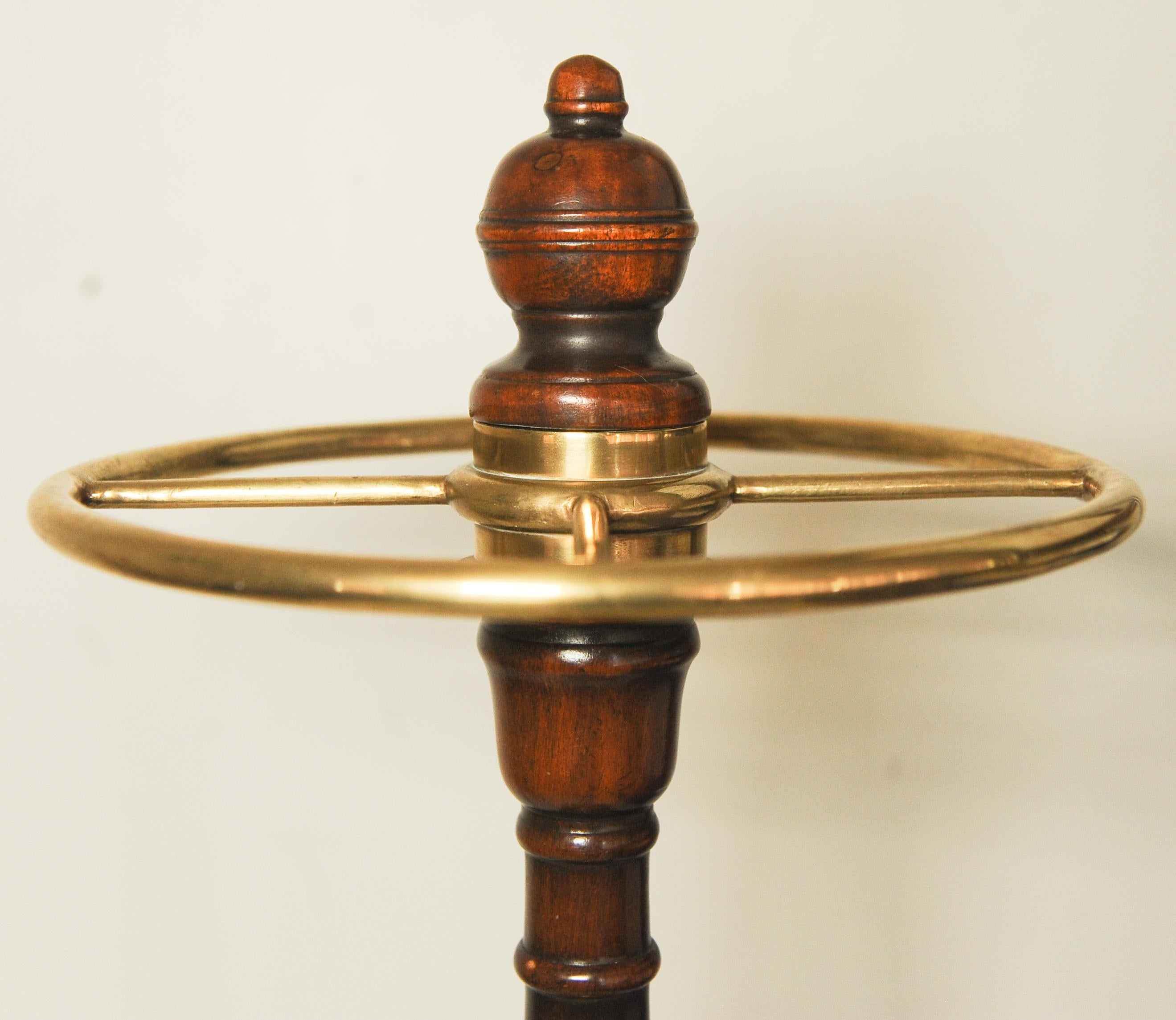 Stand victorien en acajou et laiton pour bâtons et parapluies avec pieds en patte de lion 1850 en vente 3