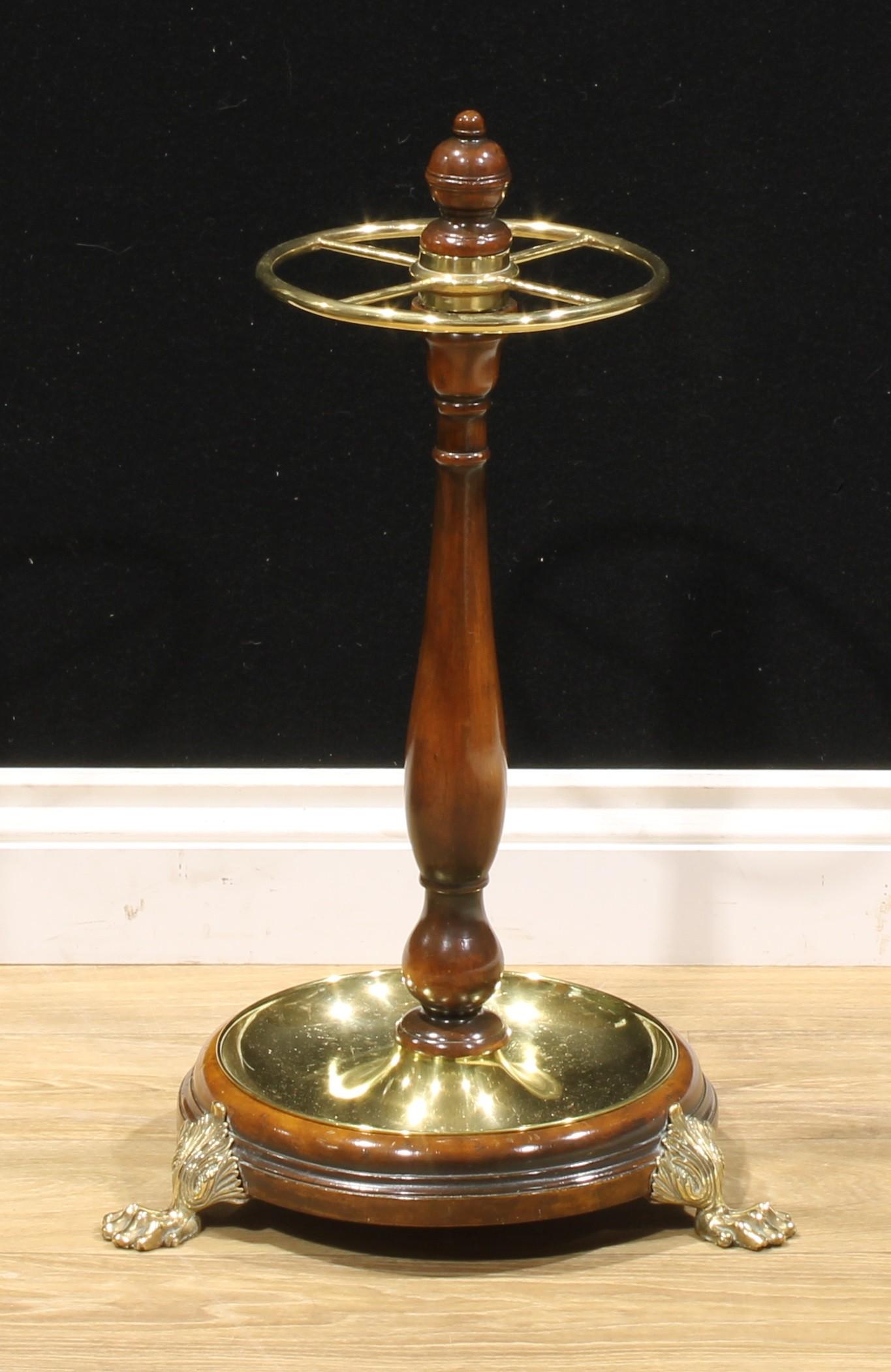 Ancien meuble de salon victorien anglais en acajou massif et en laiton moulé, avec porte-parapluie et bâton circulaire.

Sur un fleuron central tourné avec un égouttoir circulaire en laiton, sur des pieds en laiton coulé en forme de patte de lion.
