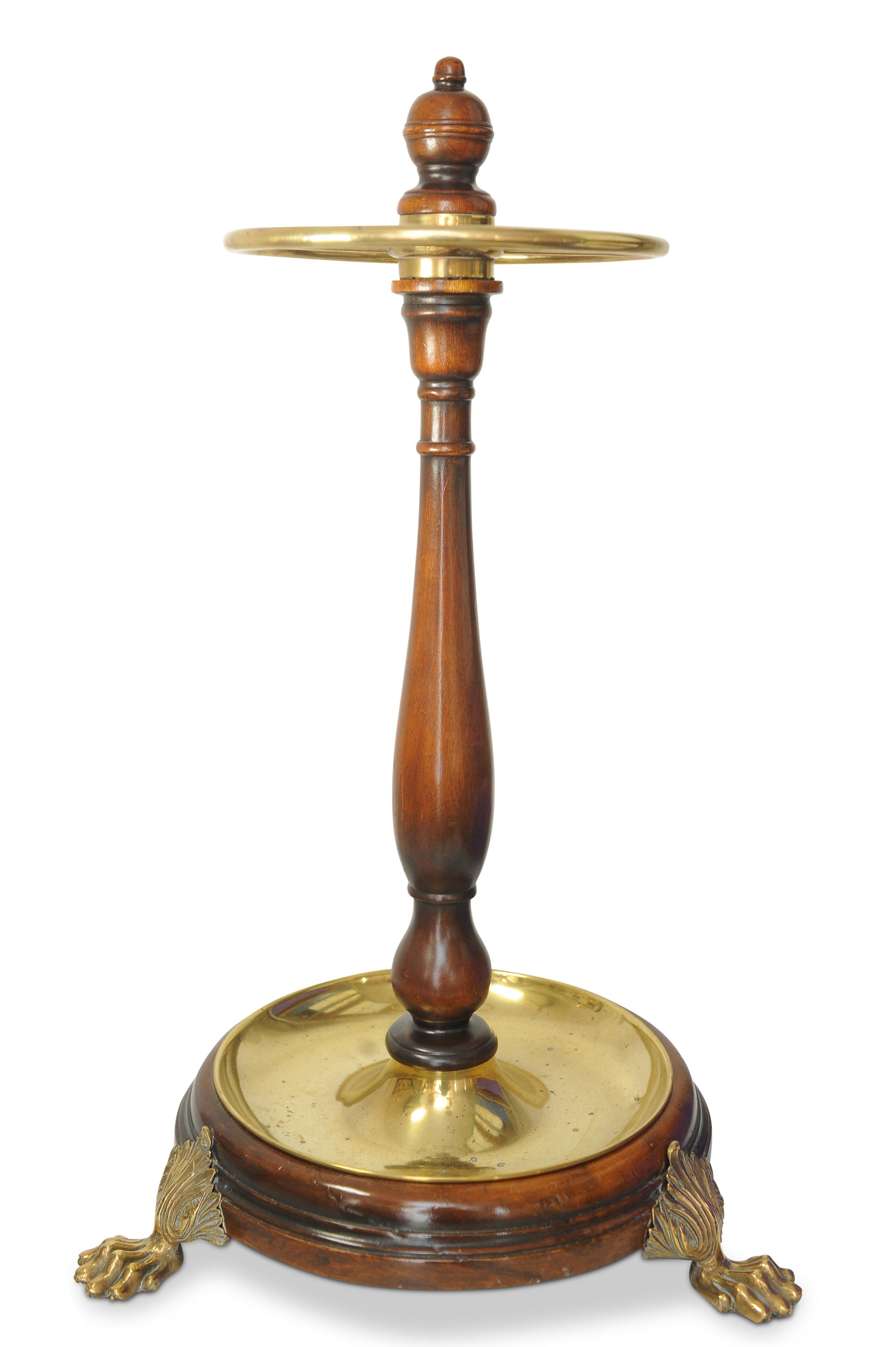 XIXe siècle Stand victorien en acajou et laiton pour bâtons et parapluies avec pieds en patte de lion 1850 en vente
