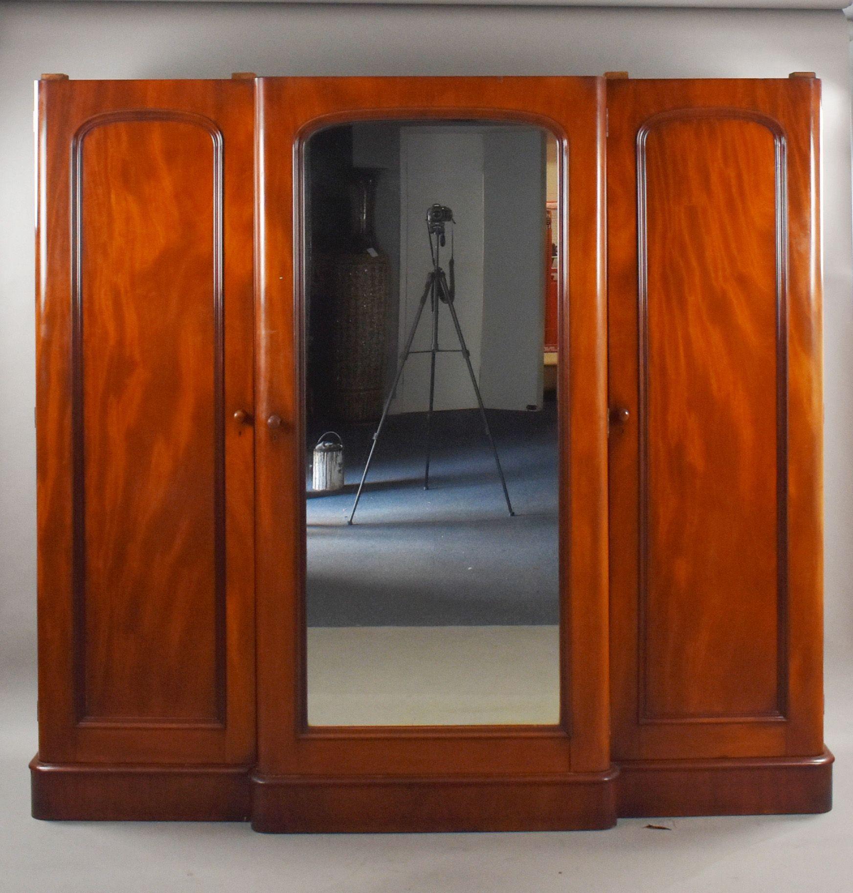 Victorian Mahogany Breakfront Triple Wardrobe In Good Condition For Sale In Chelmsford, Essex