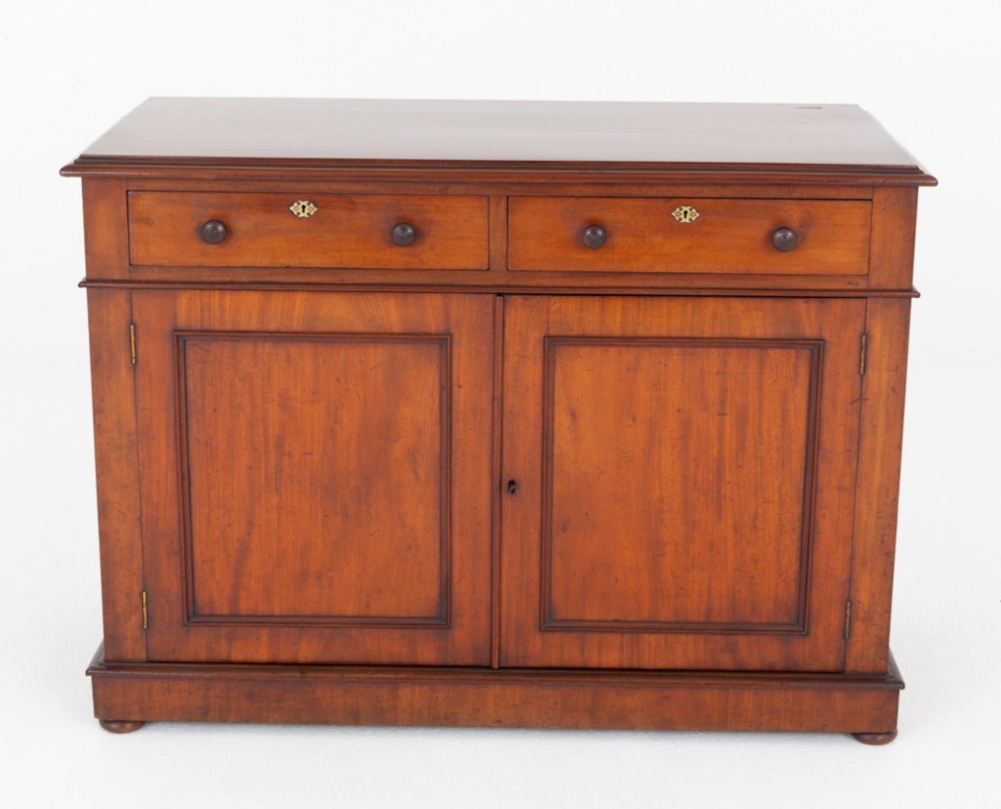 Cassettone vittoriano in mogano 1850 In condizioni buone in vendita a Potters Bar, GB