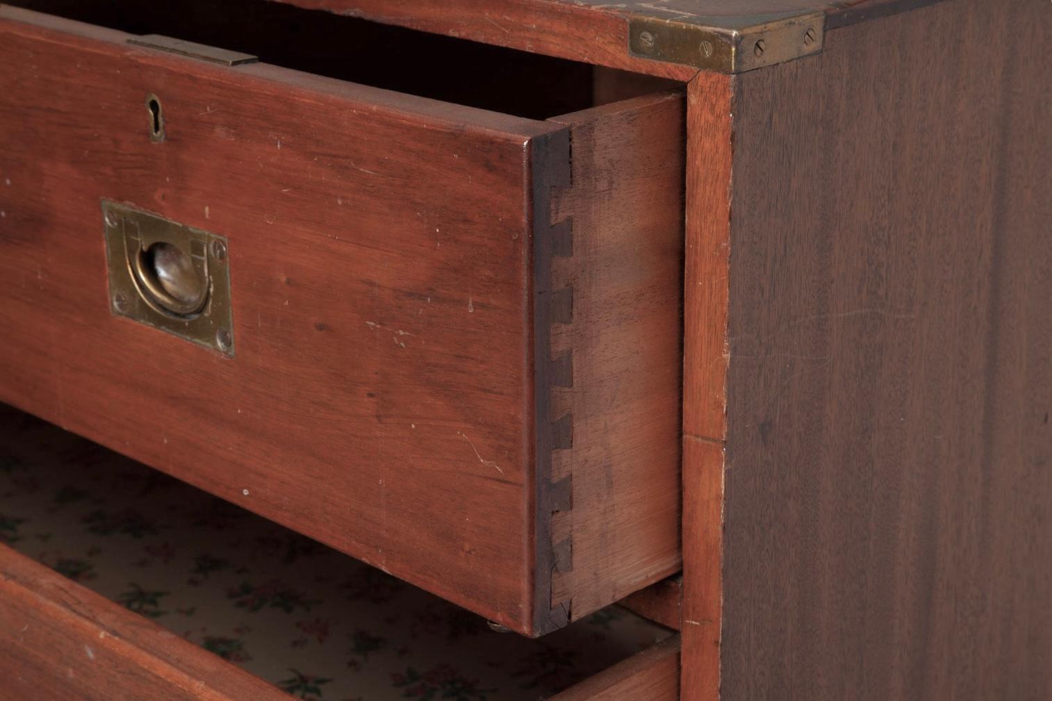 19. Jahrhundert Viktorianische Mahagoni Campaigner Chest. Die Kommode hat oben zwei kurze Schubladen und darunter drei längere Schubladen. Die Truhe besteht aus zwei Teilen. Original Messingbeschläge. Schöne Patina. Hat Herstellerstempel auf
