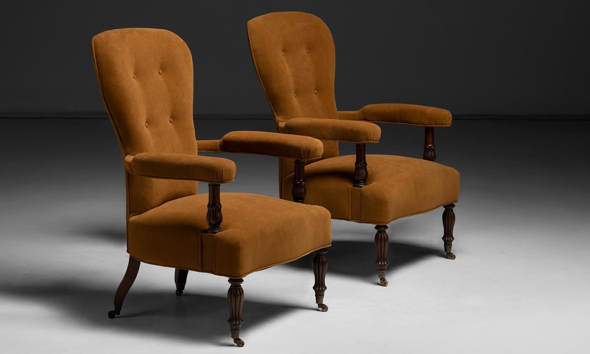 Inghilterra, 1880
Poltrone vittoriane con schienale a bottoni e gambe in mogano, rivestimento recente in tessuto Knoll.
26,5 