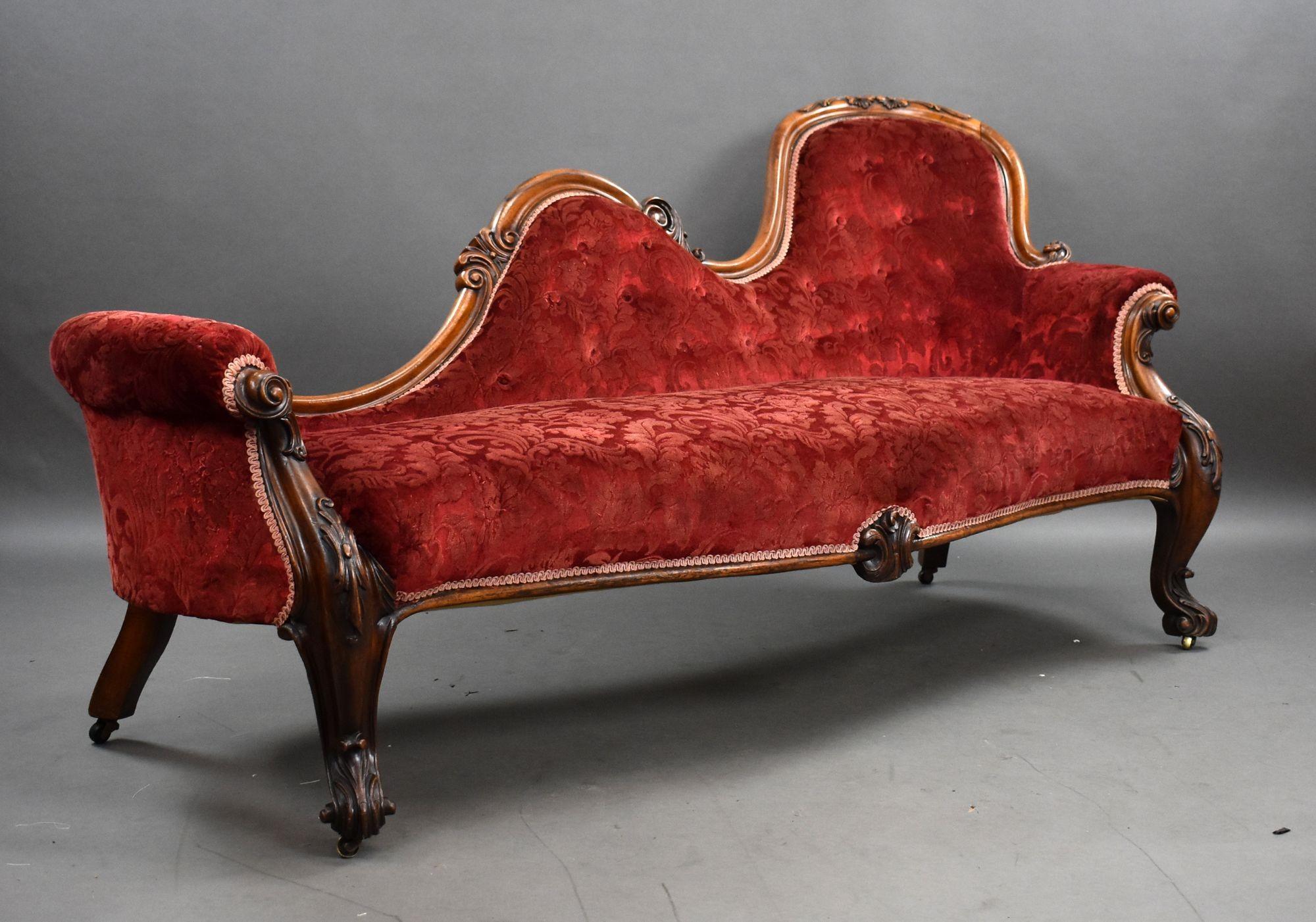 Chaise vittoriana a serpentina in mogano rivestita in tessuto floreale rosso con schienale abbottonato, sollevata su gambe cabriolet con rotelle.
Dimensioni Larghezza190cm Profondità 63cm Altezza 90cm
