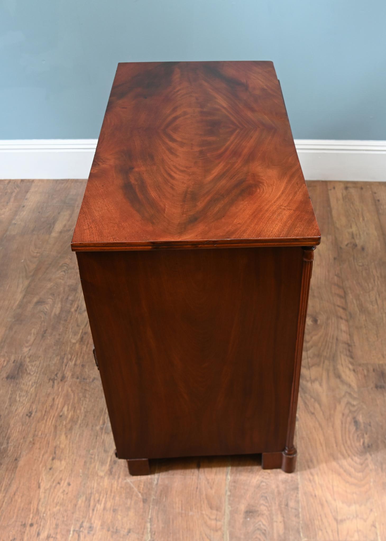 Cassettone a 3 cassetti in mogano del 1880 circa
Piano e cassetti in mogano fiammato con maniglie originali in ottone
La cassapanca è dotata di piedini a staffa che la rendono robusta
I cassetti si aprono in modo fluido per facilitare
