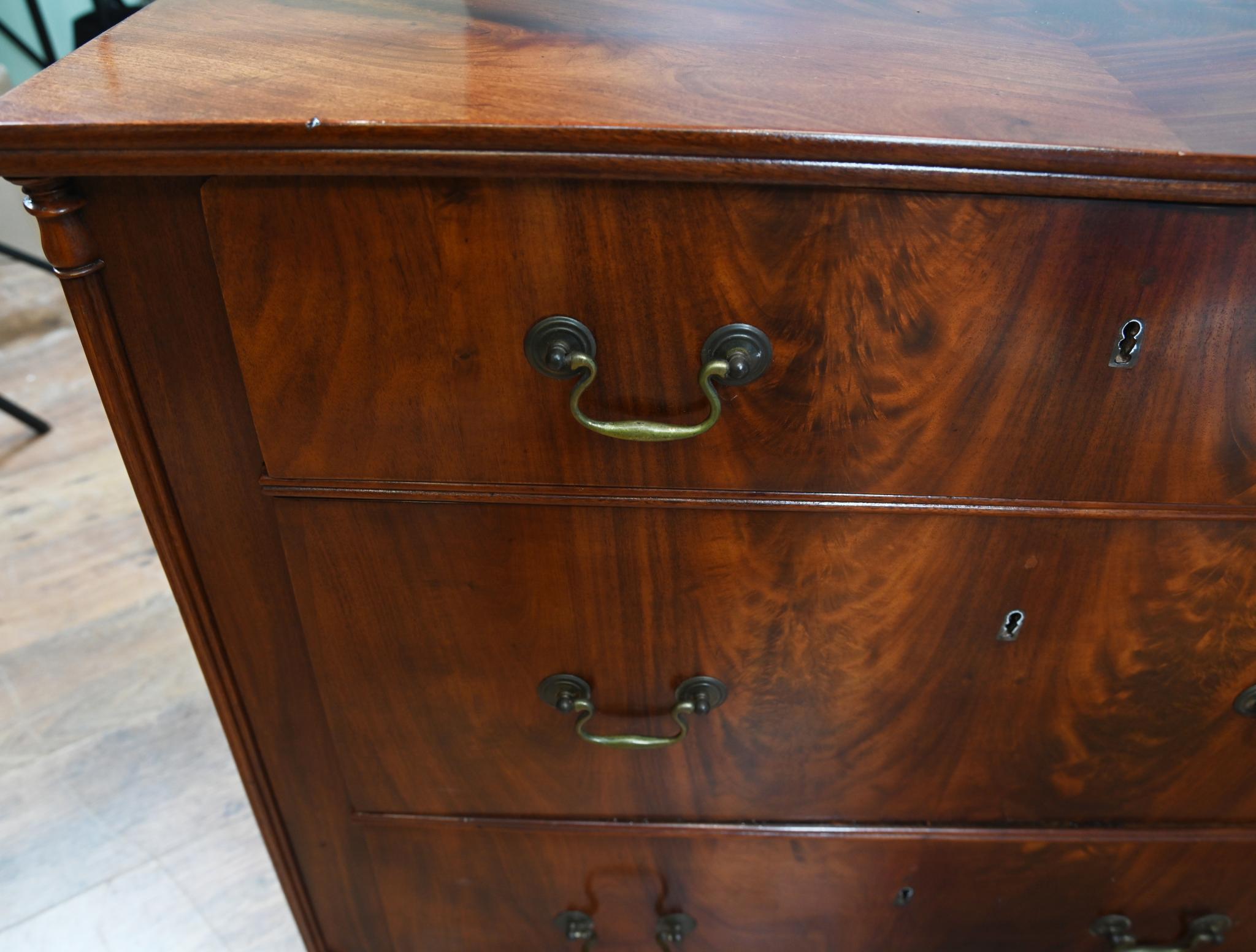 Vittoriano Cassettiera vittoriana in mogano 1880 Commode in vendita
