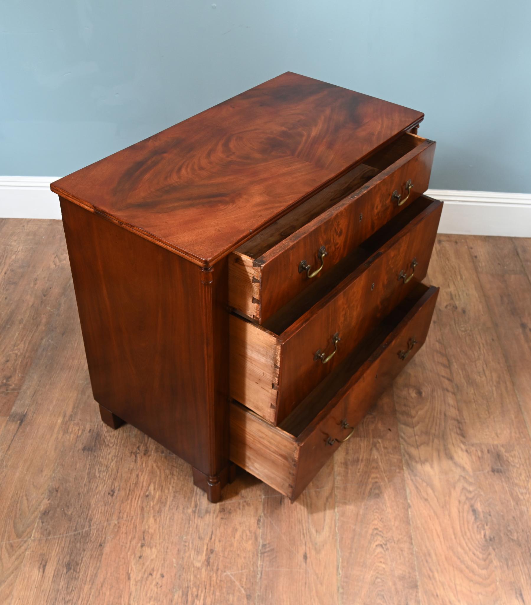 Fine XIX secolo Cassettiera vittoriana in mogano 1880 Commode in vendita