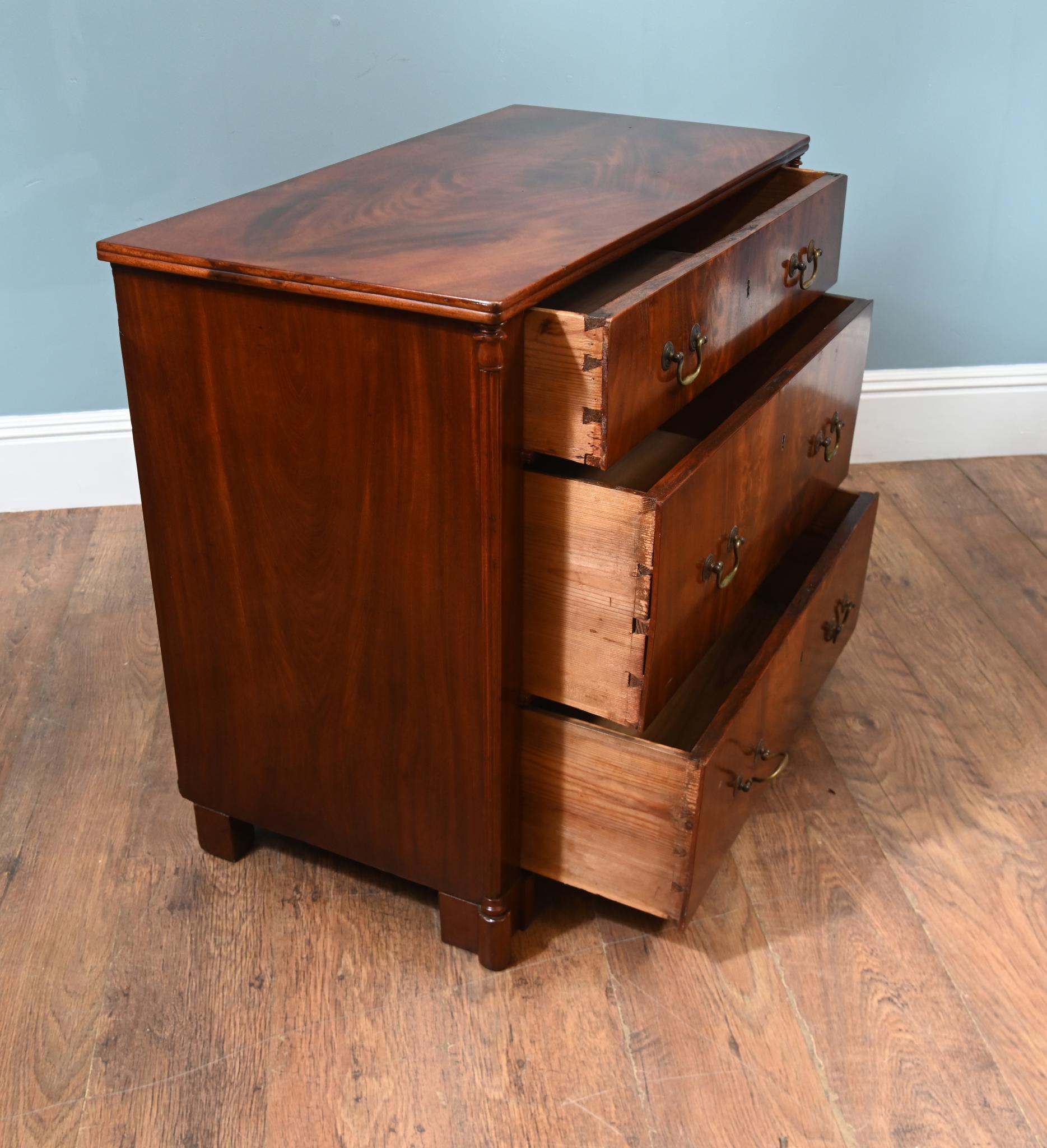 Mogano Cassettiera vittoriana in mogano 1880 Commode in vendita