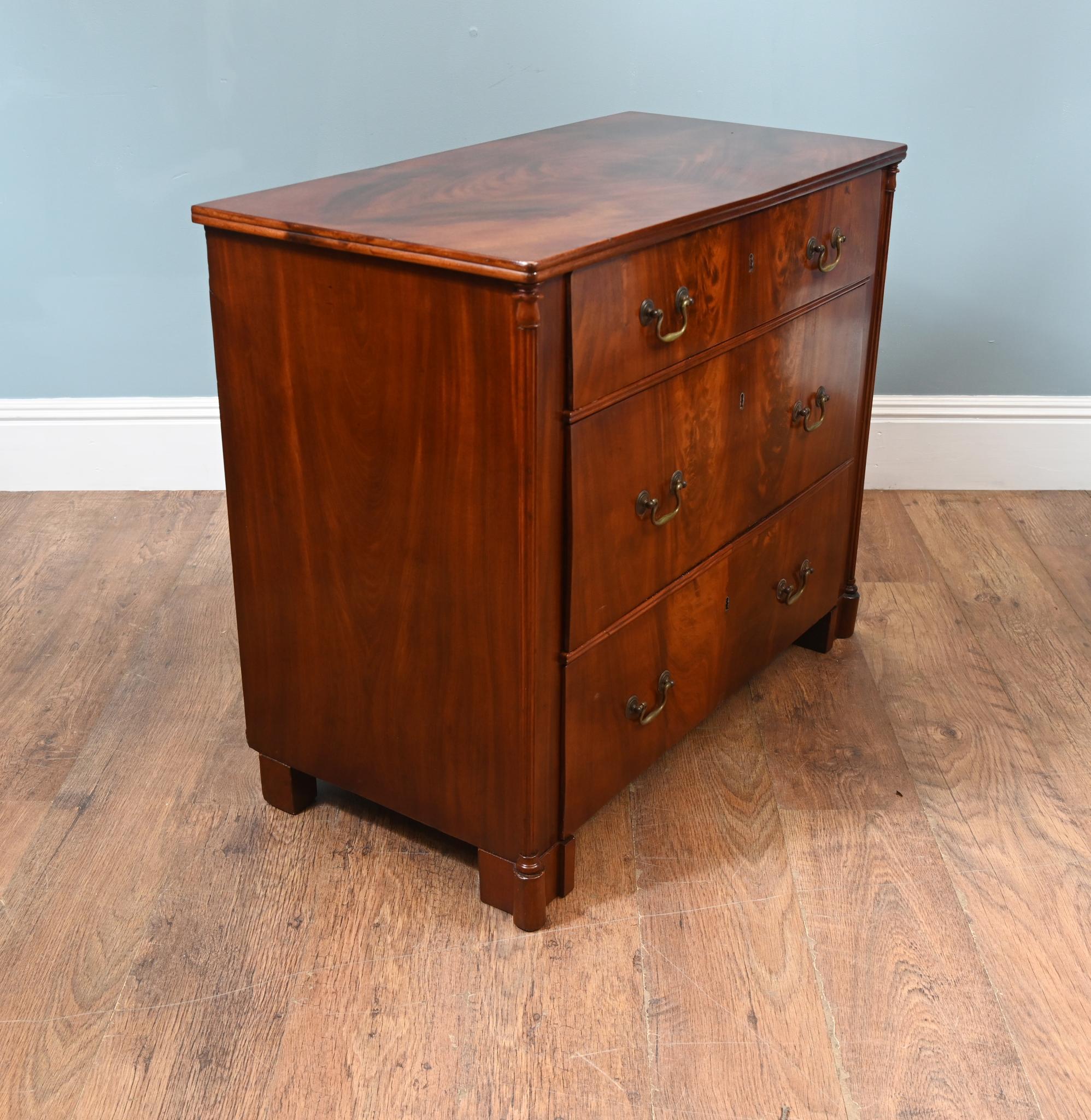 Cassettiera vittoriana in mogano 1880 Commode in vendita 1