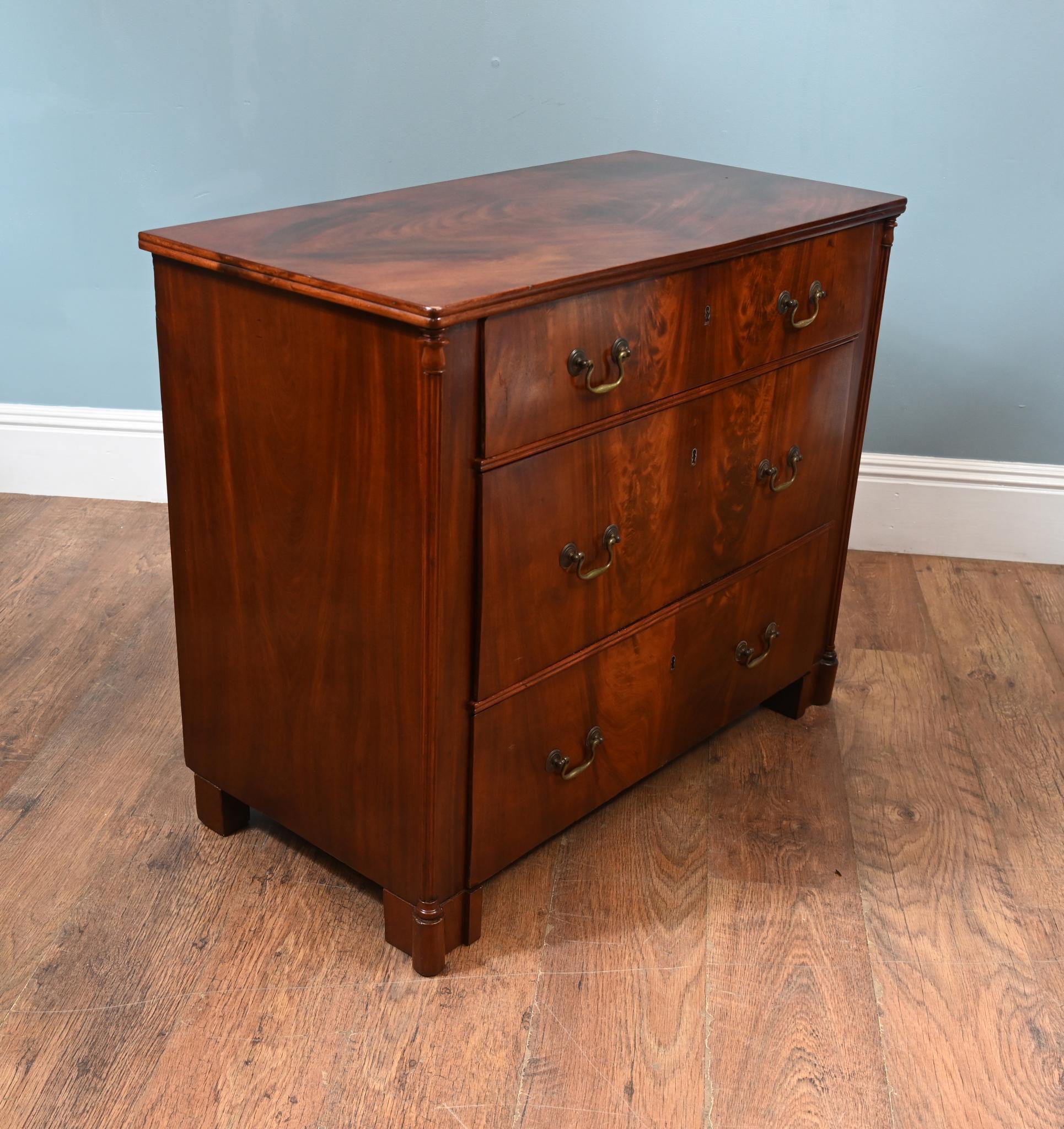 Cassettiera vittoriana in mogano 1880 Commode in vendita 2