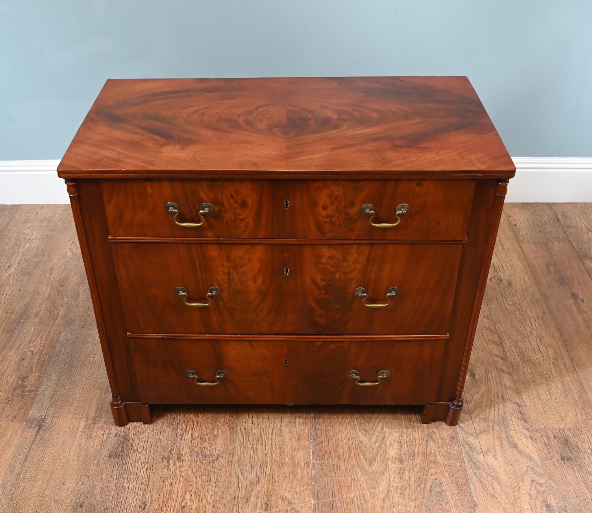 Cassettiera vittoriana in mogano 1880 Commode in vendita 3