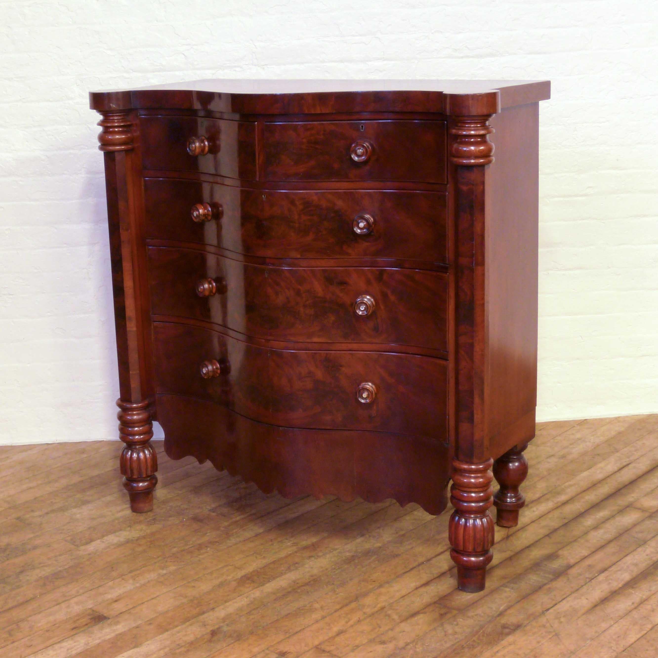 Lovely Victorian mahogany chest of drawers unusual to be serpentine fronted. Standing on large, tuned legs, the front with attractive fluting rising up to corner octagonal pilasters with turned capitals. The base apron is nicely fretted above which