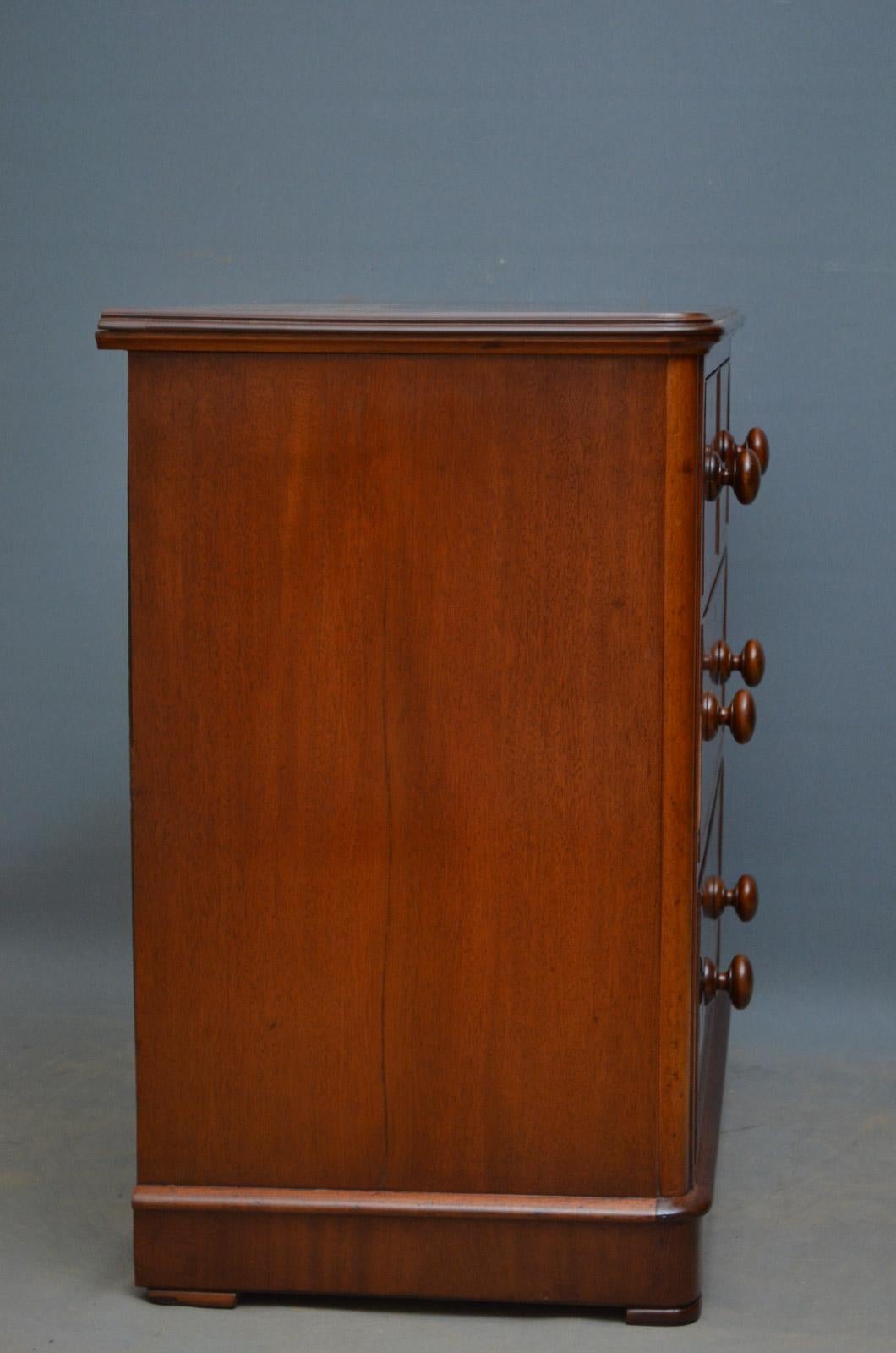 English Victorian Mahogany Chest of Drawers