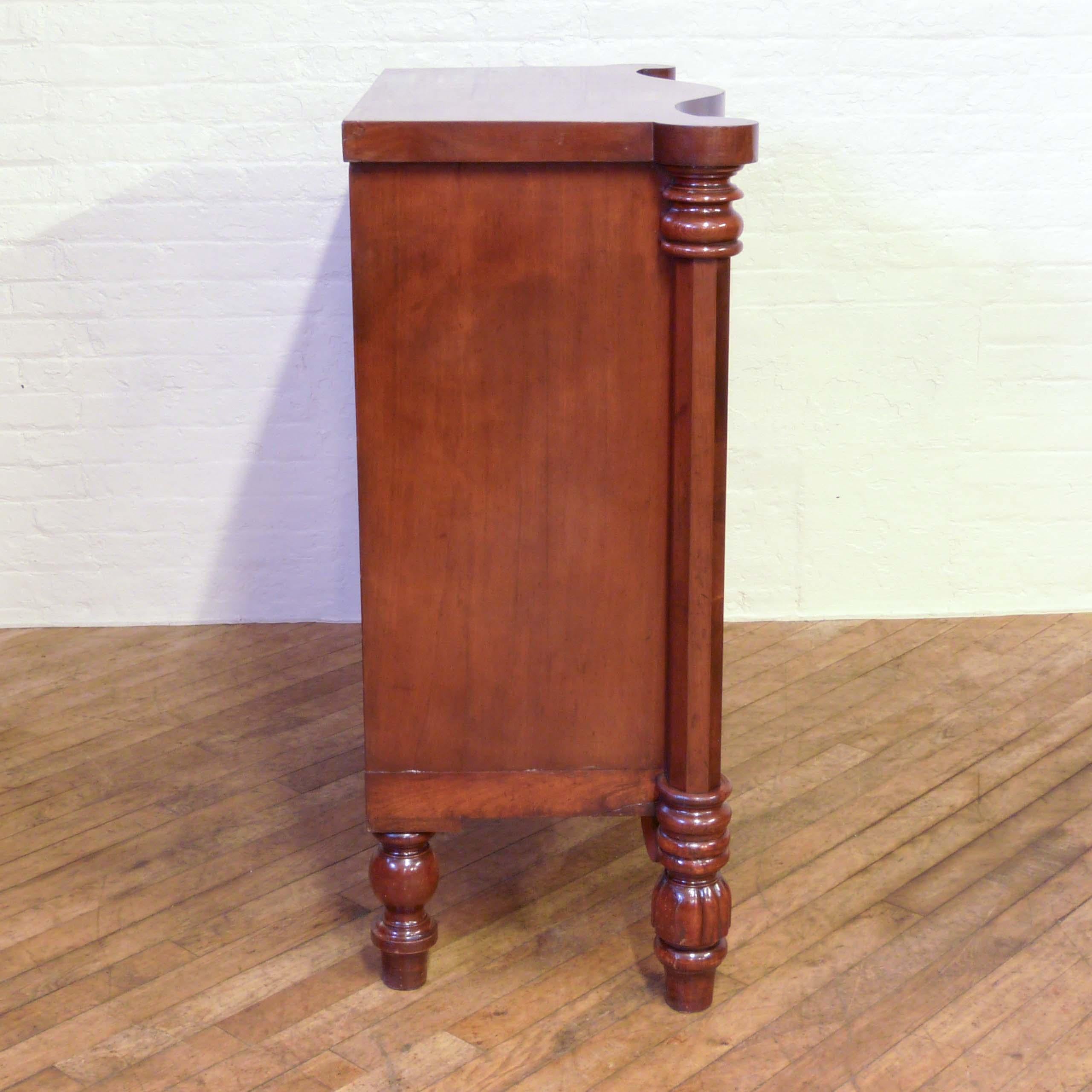 Victorian Mahogany Chest of Drawers For Sale 1