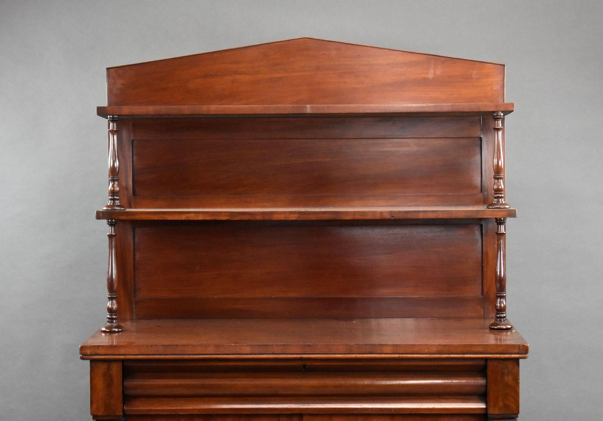 In vendita un chiffoniere vittoriano di buona qualità in mogano, con un piano a due livelli, sopra un cassetto singolo con armadietti sottostanti, sollevato su una base a zoccolo. Questo pezzo è in ottime condizioni, con lievi segni di usura dovuti